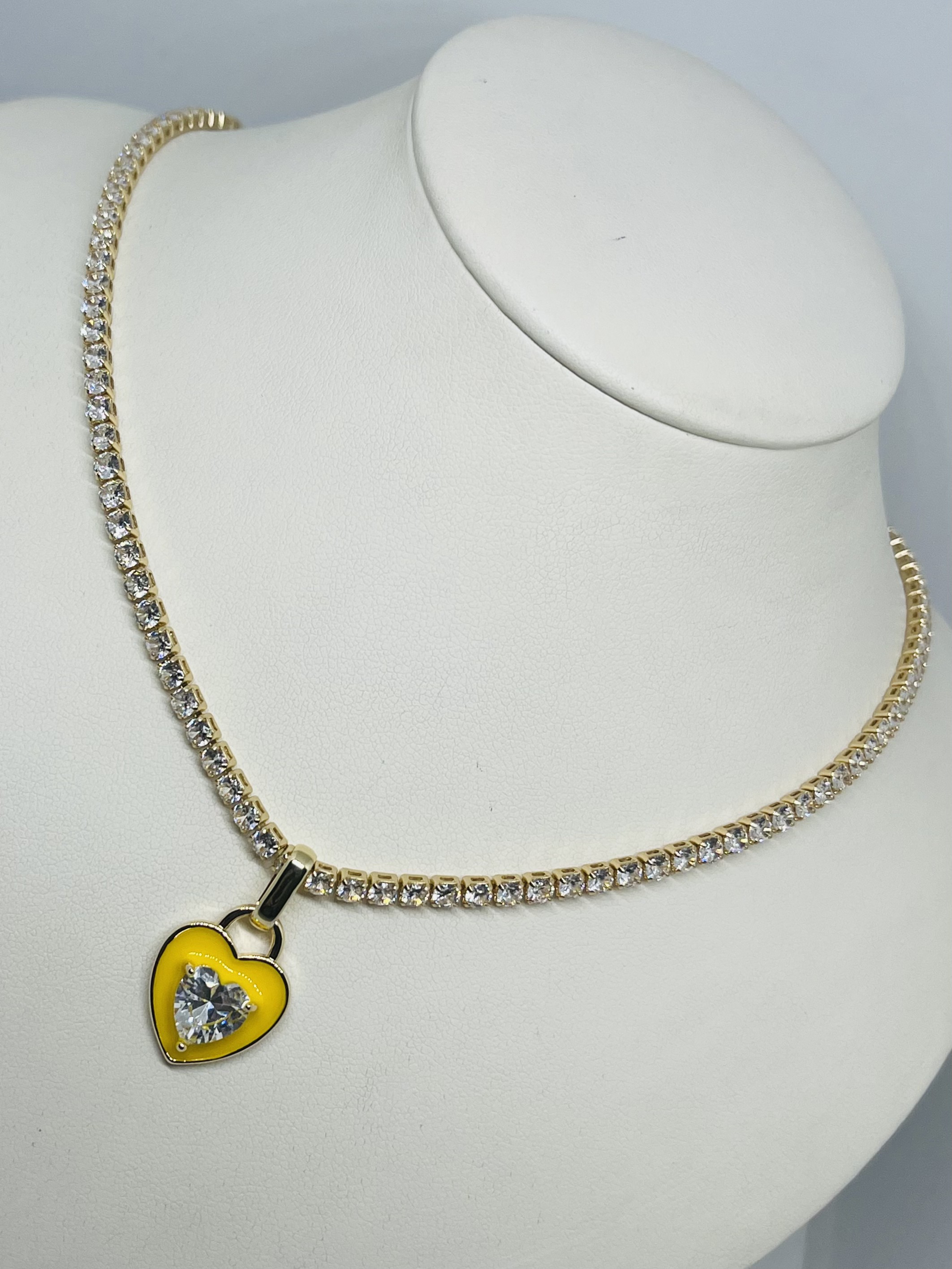 collar c/zirconias corazon amarillo