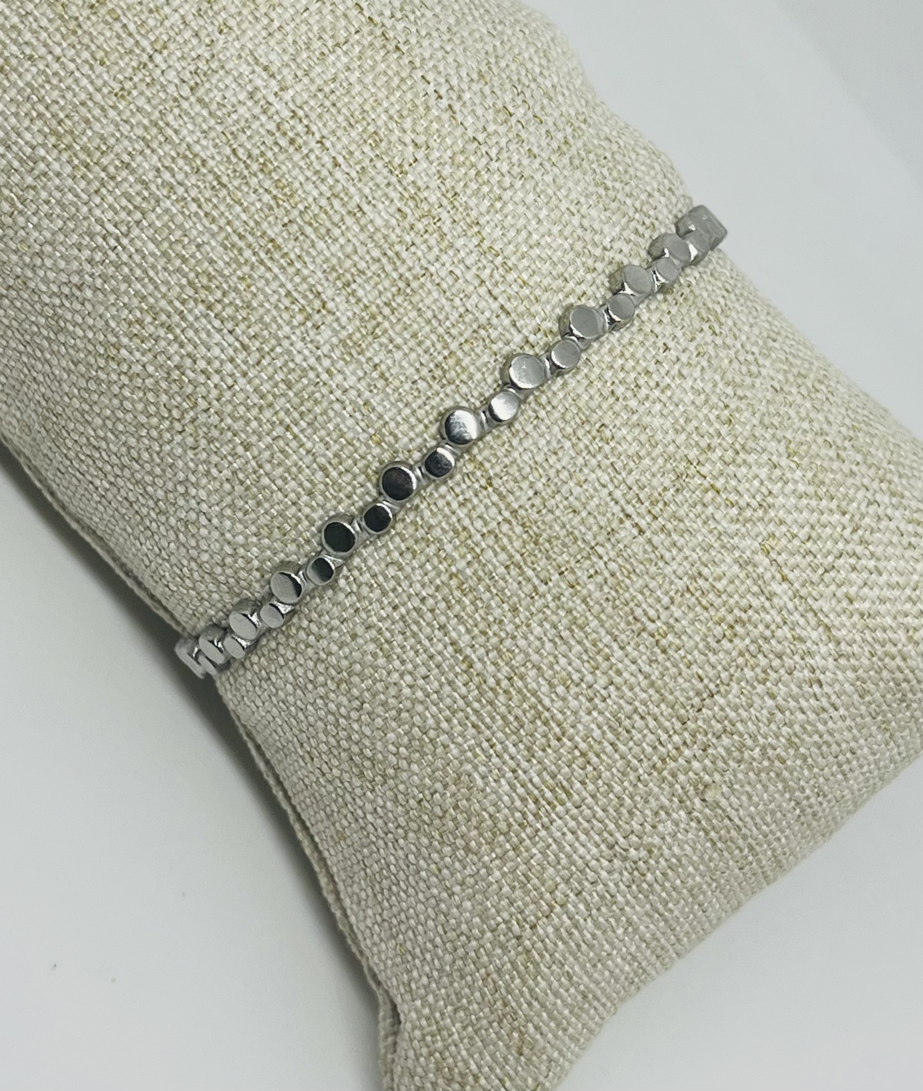 brazalete circulos plateado