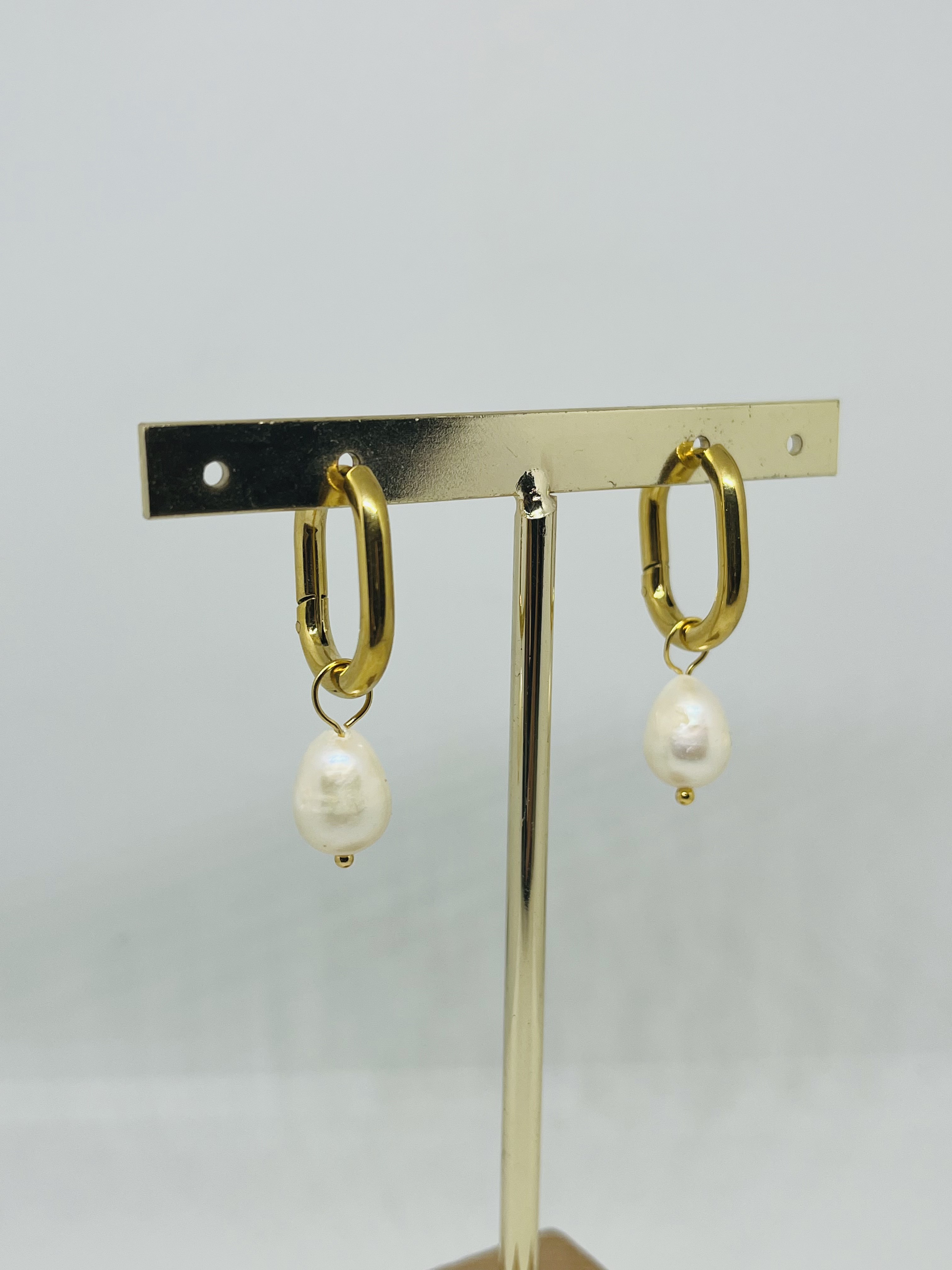 huggie con perla de agua dulce