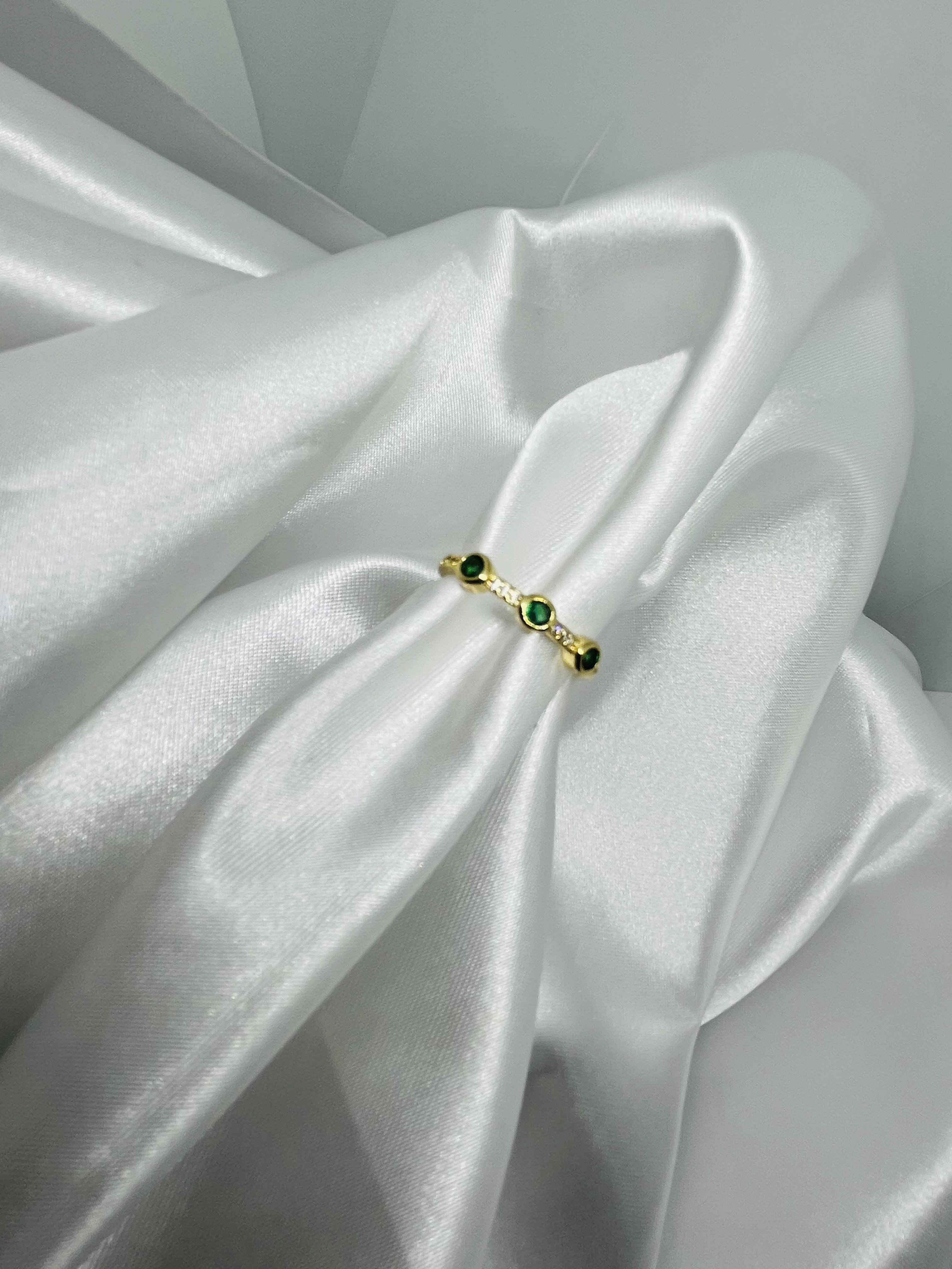 anillo c/zirconias verdes