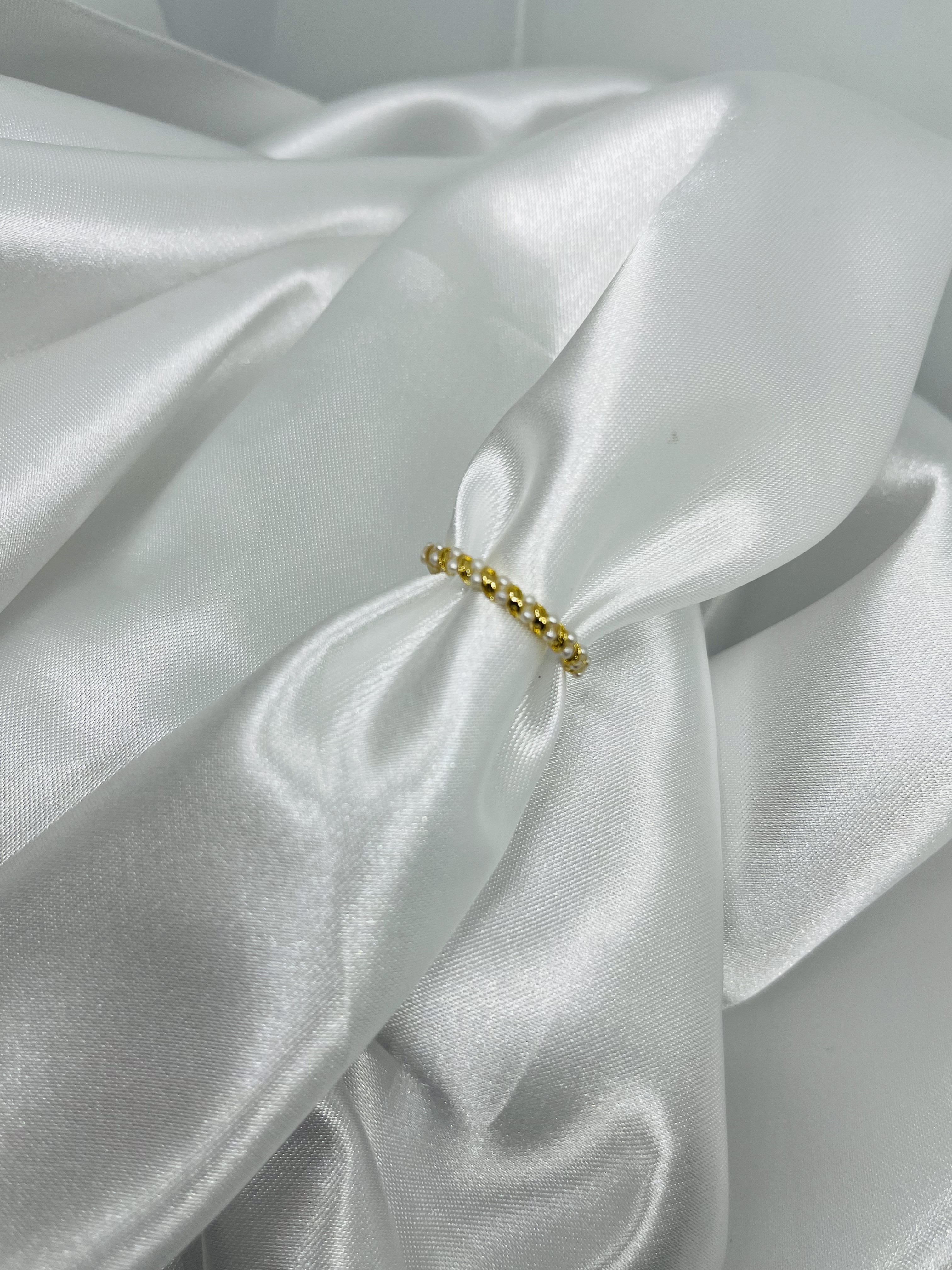 anillo con perlas