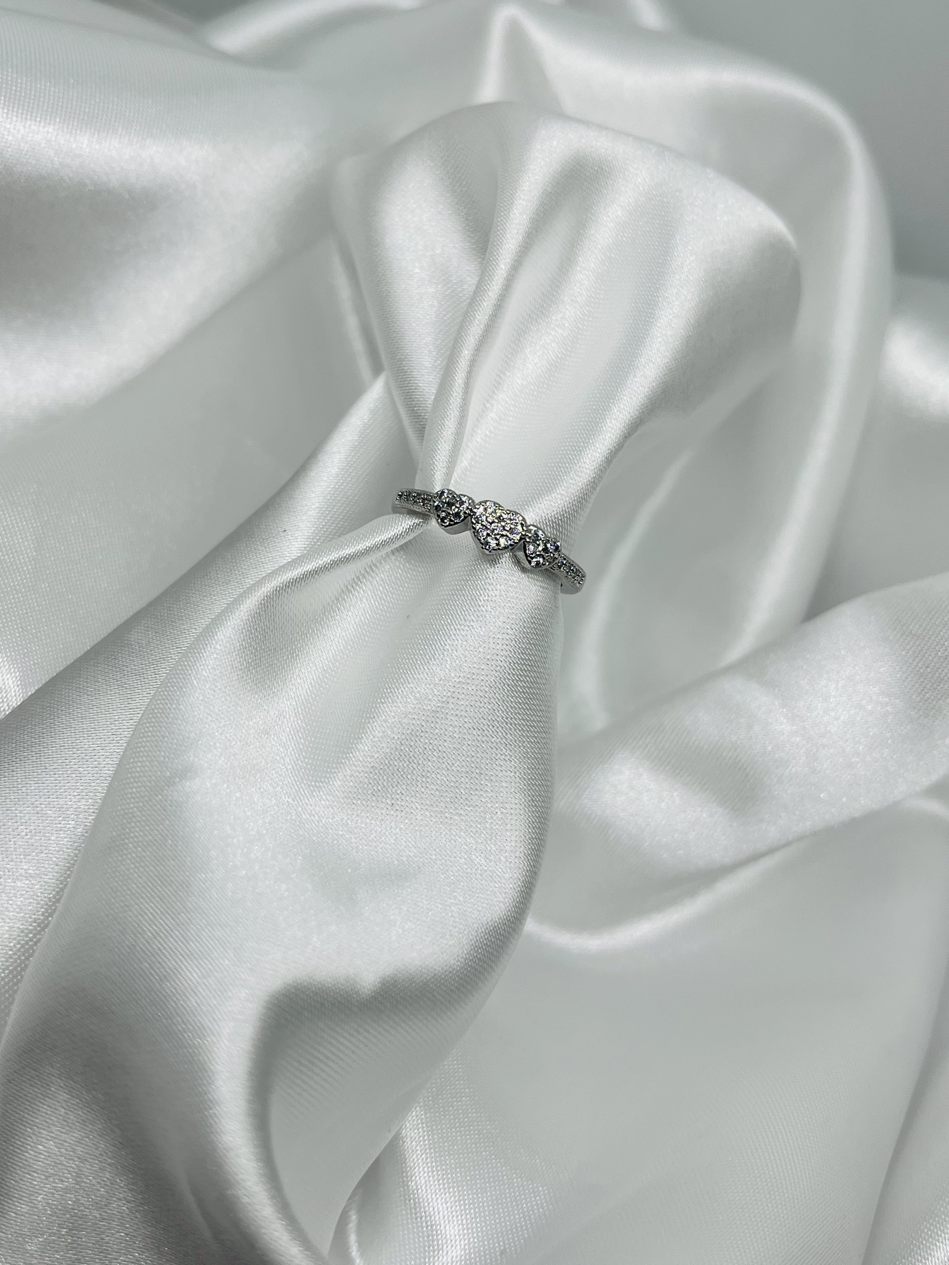anillo corazones plateados