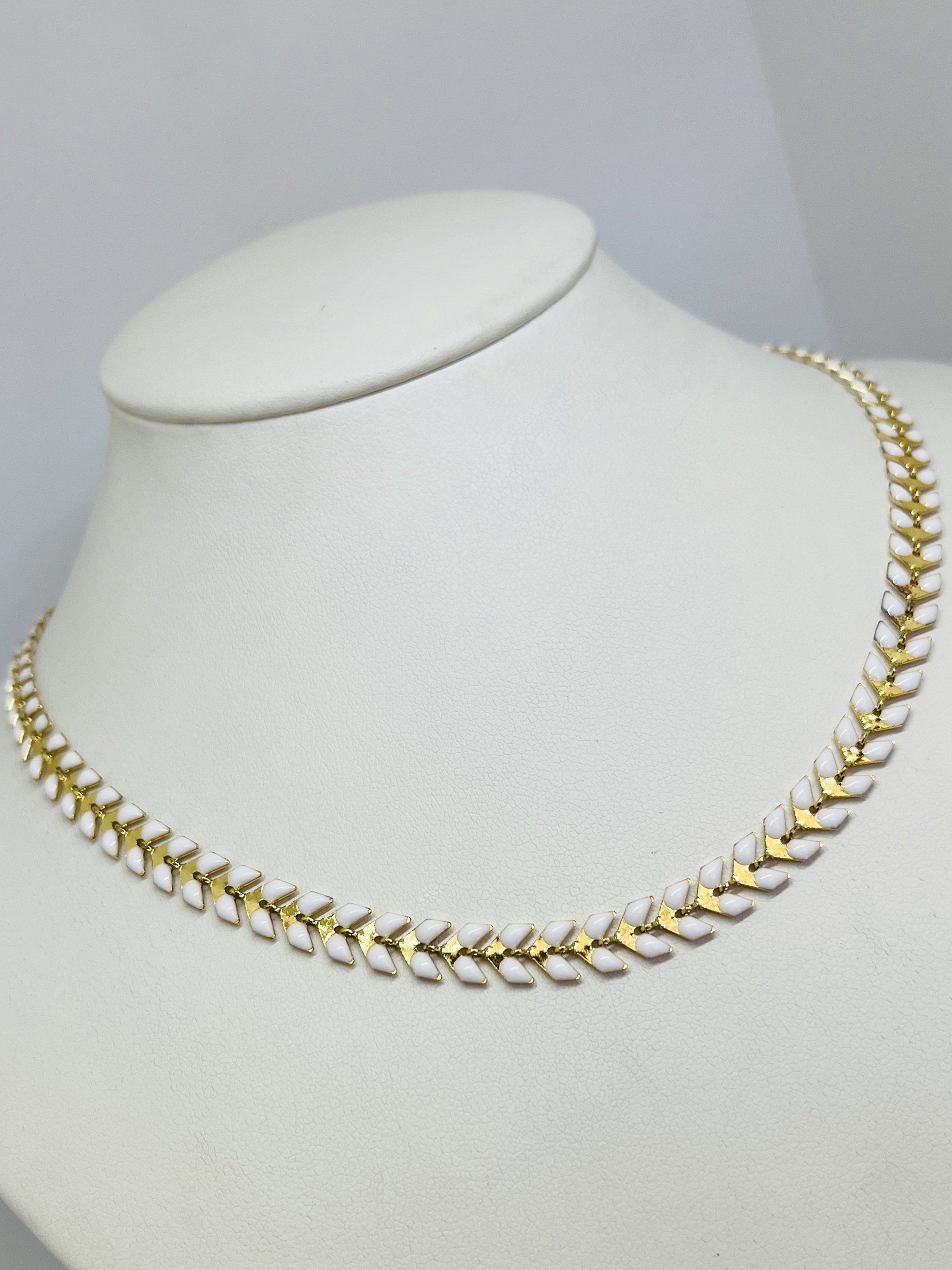 Choker de hojas blancas