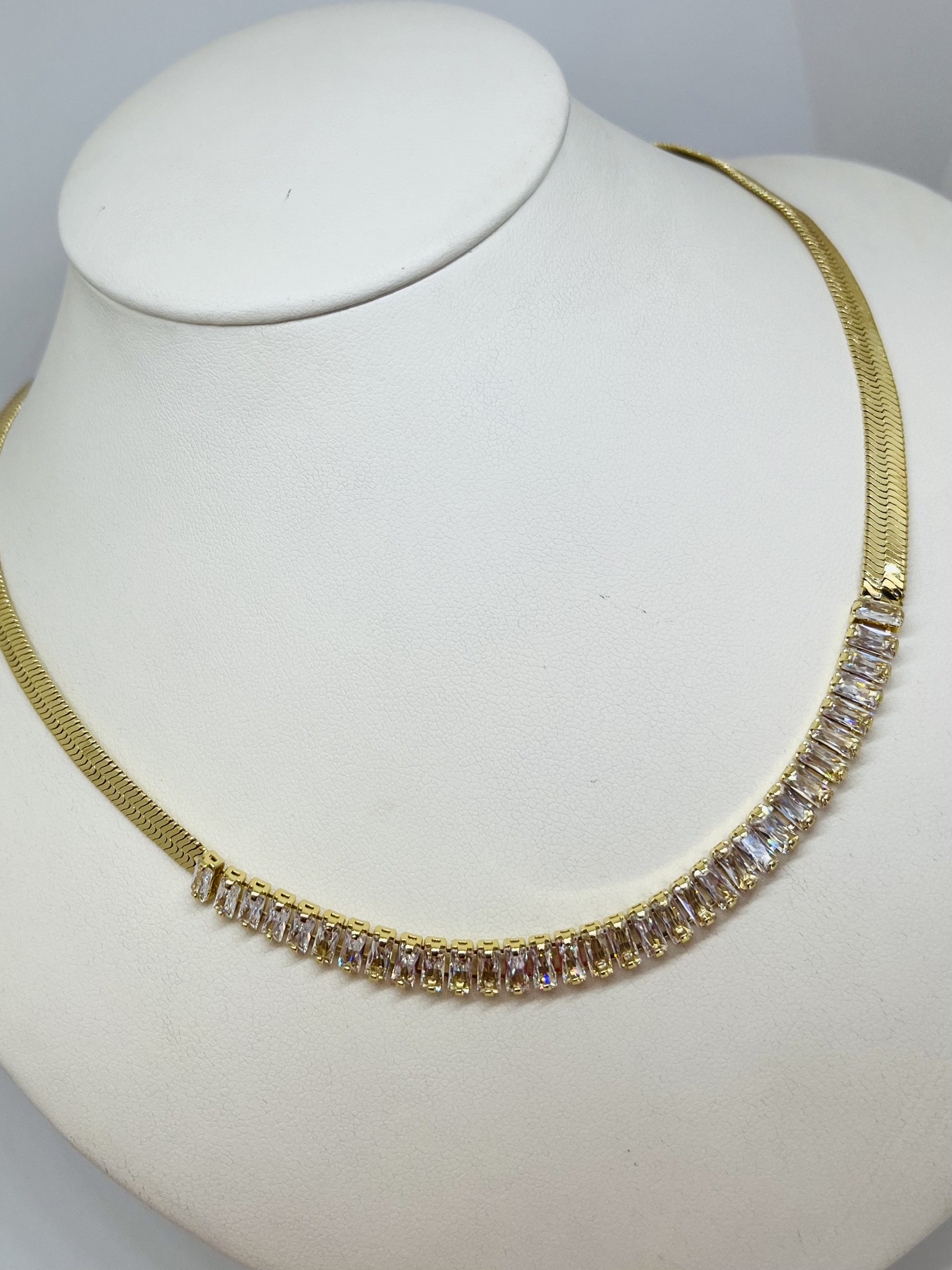 Choker de cadena planchada y zirconia plateada