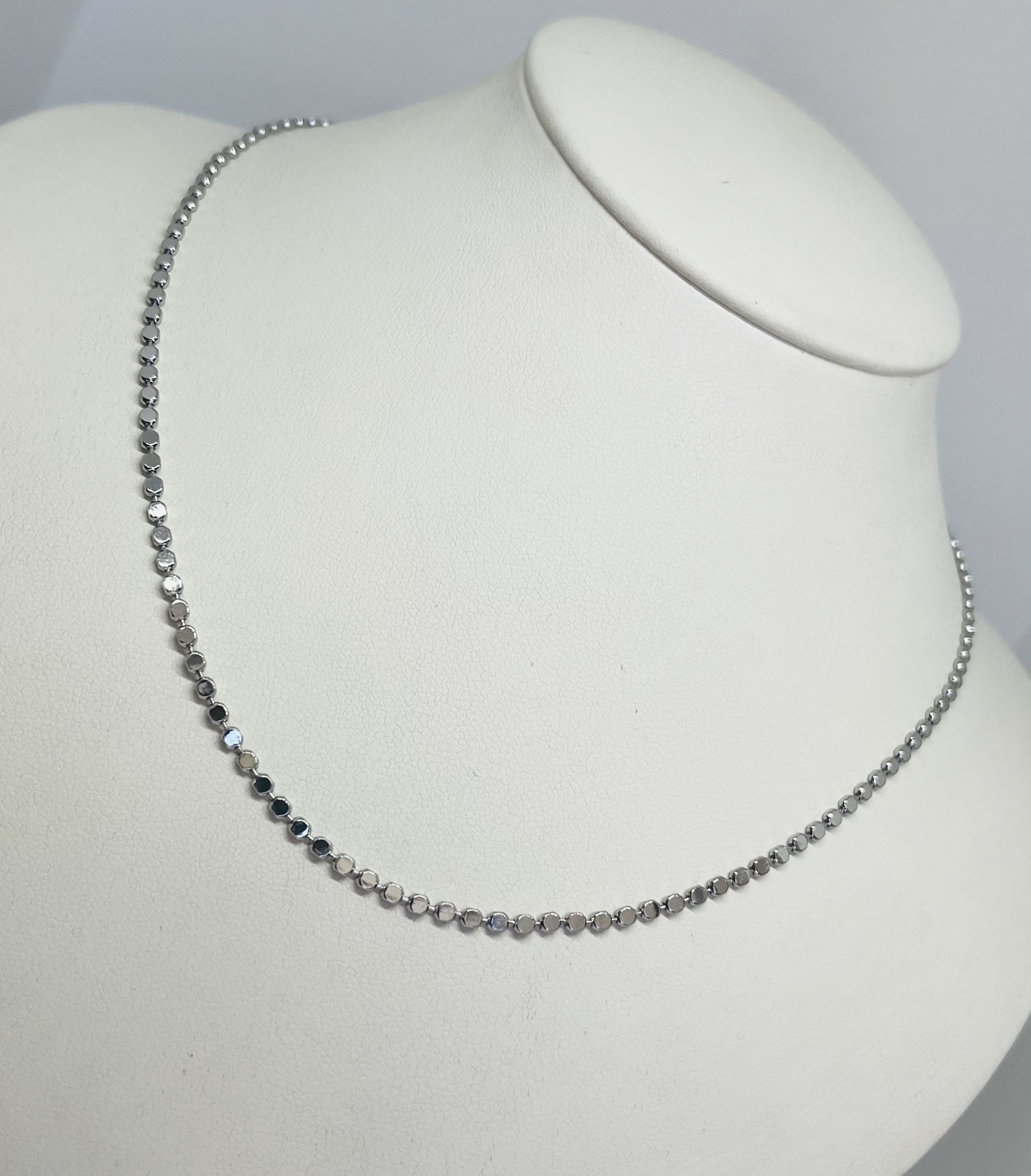 Cadena de bolitas plateada