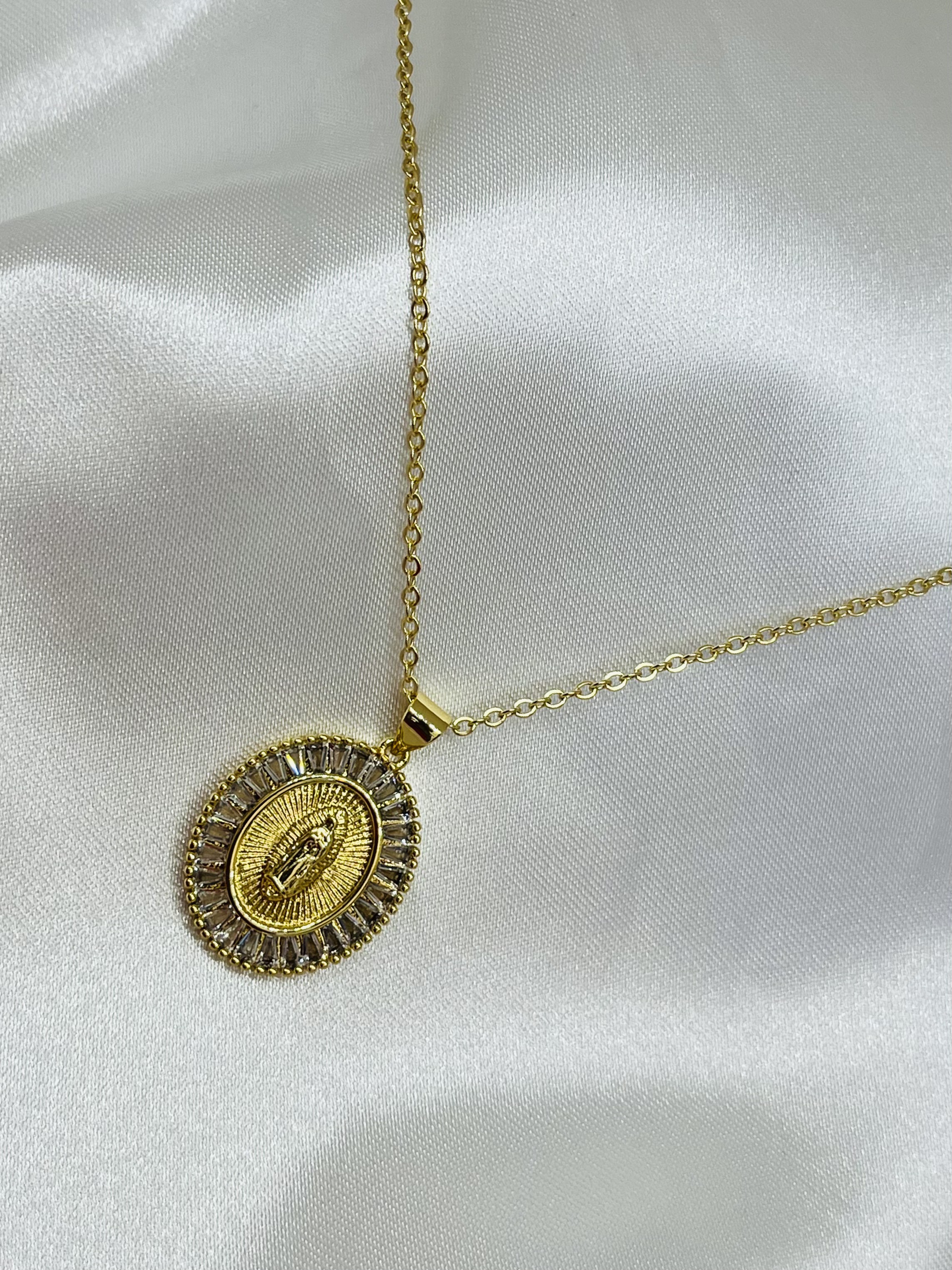 Collar Virgen de Guadalupe con zirconia