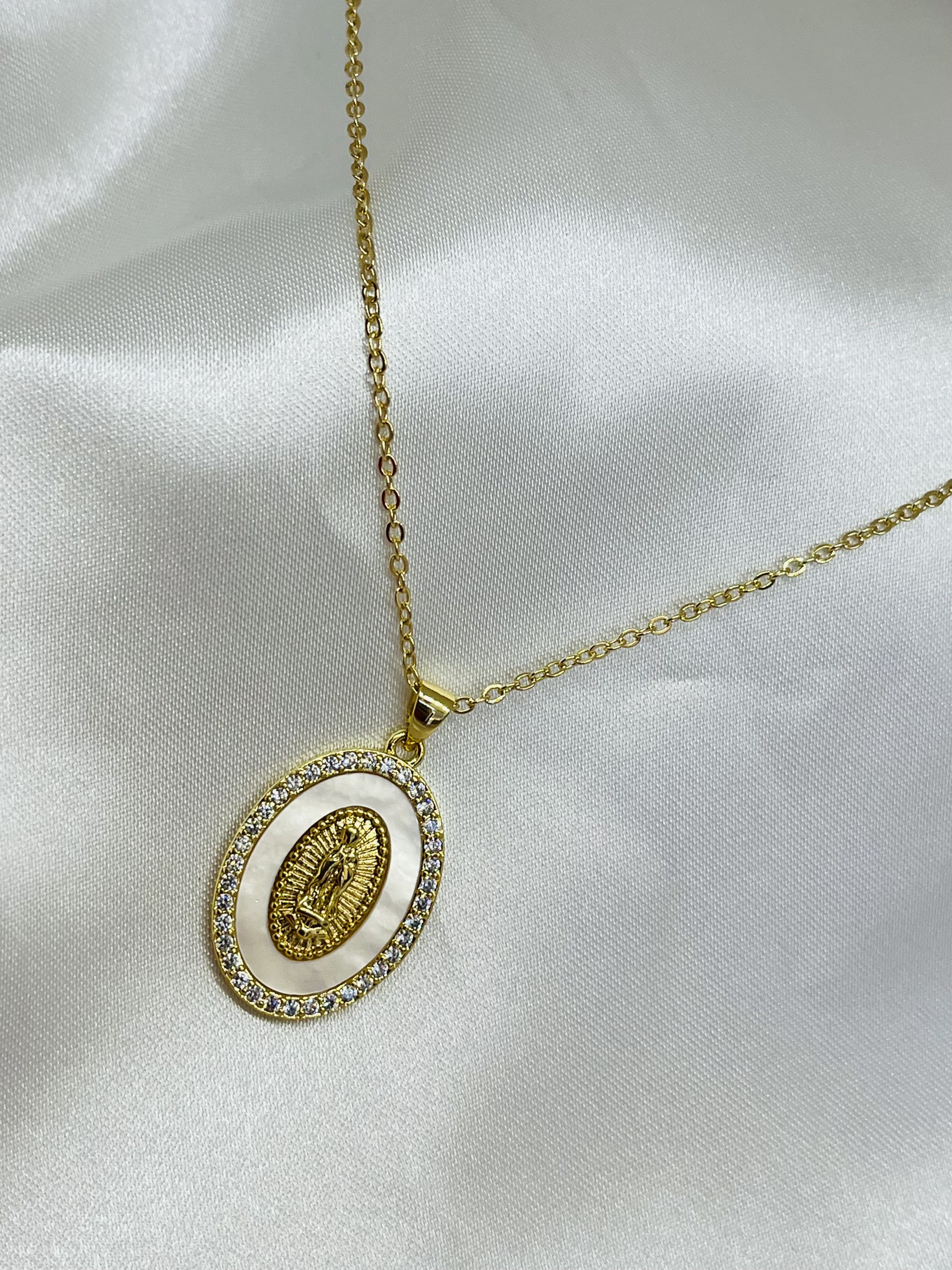 Collar Virgen de Guadalupe con madre perla