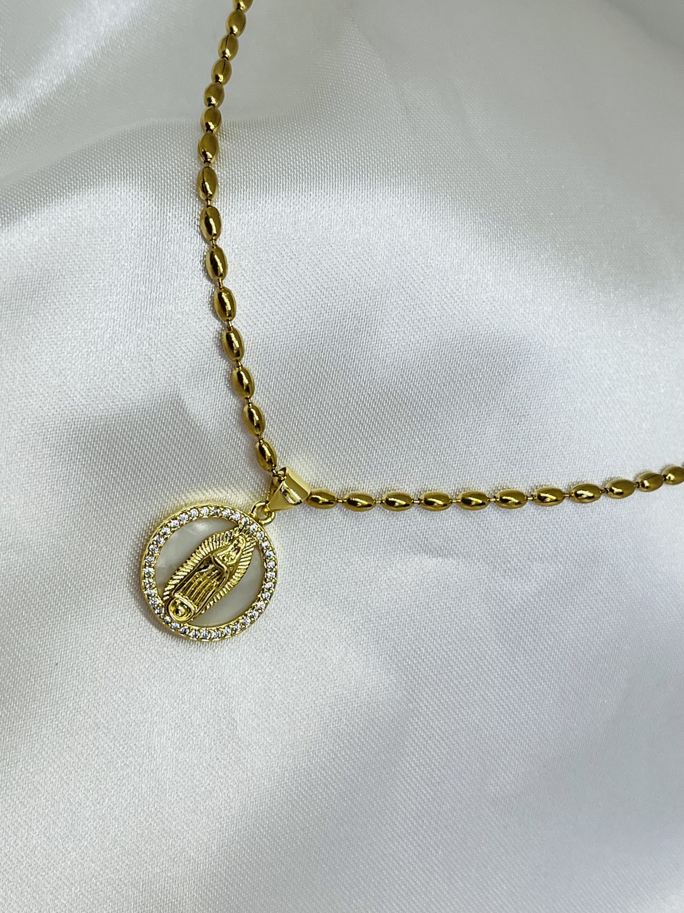 Collar Virgen de Guadalupe con madre perla redondo