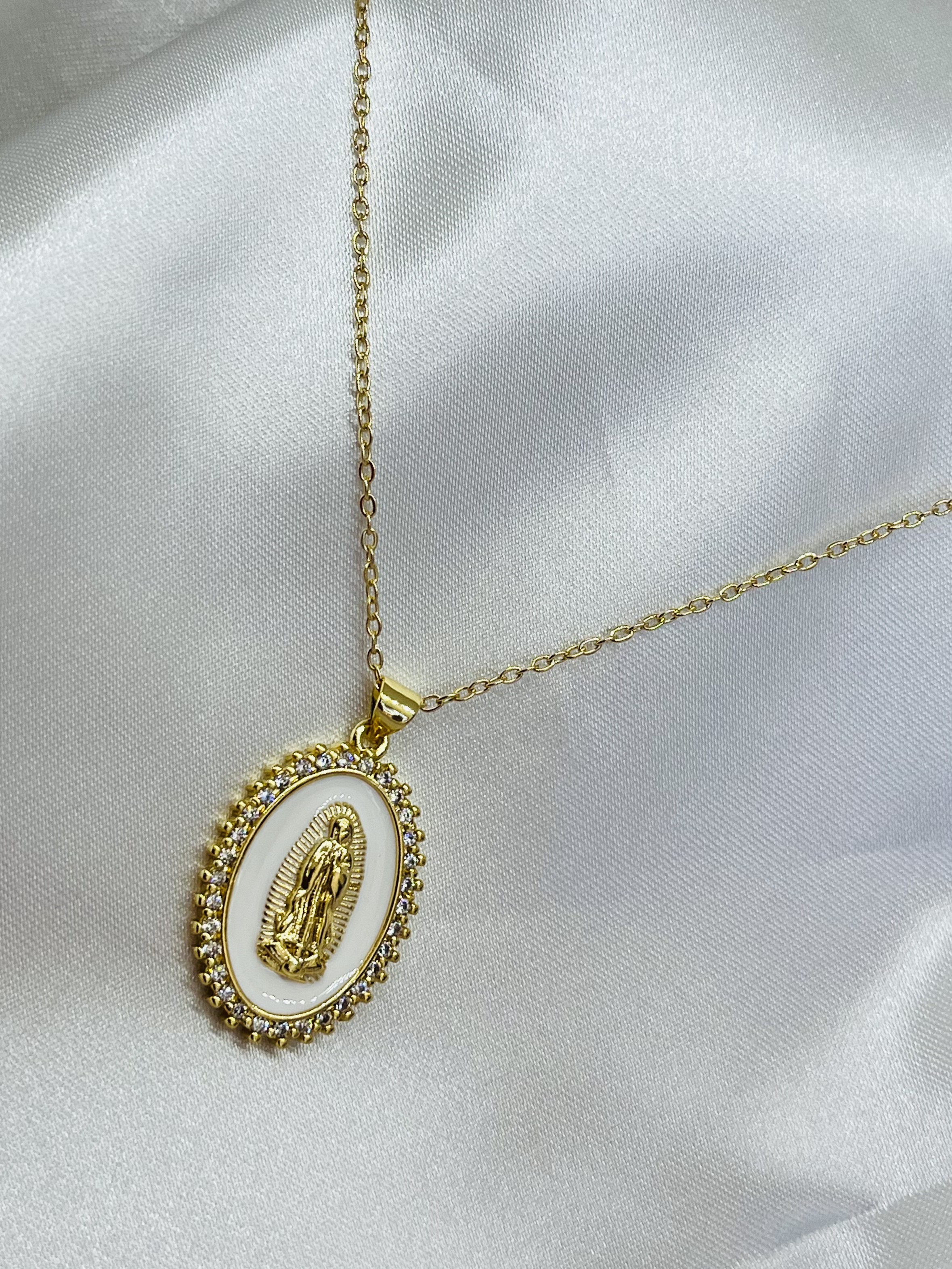 Collar Virgen de Guadalupe blanca