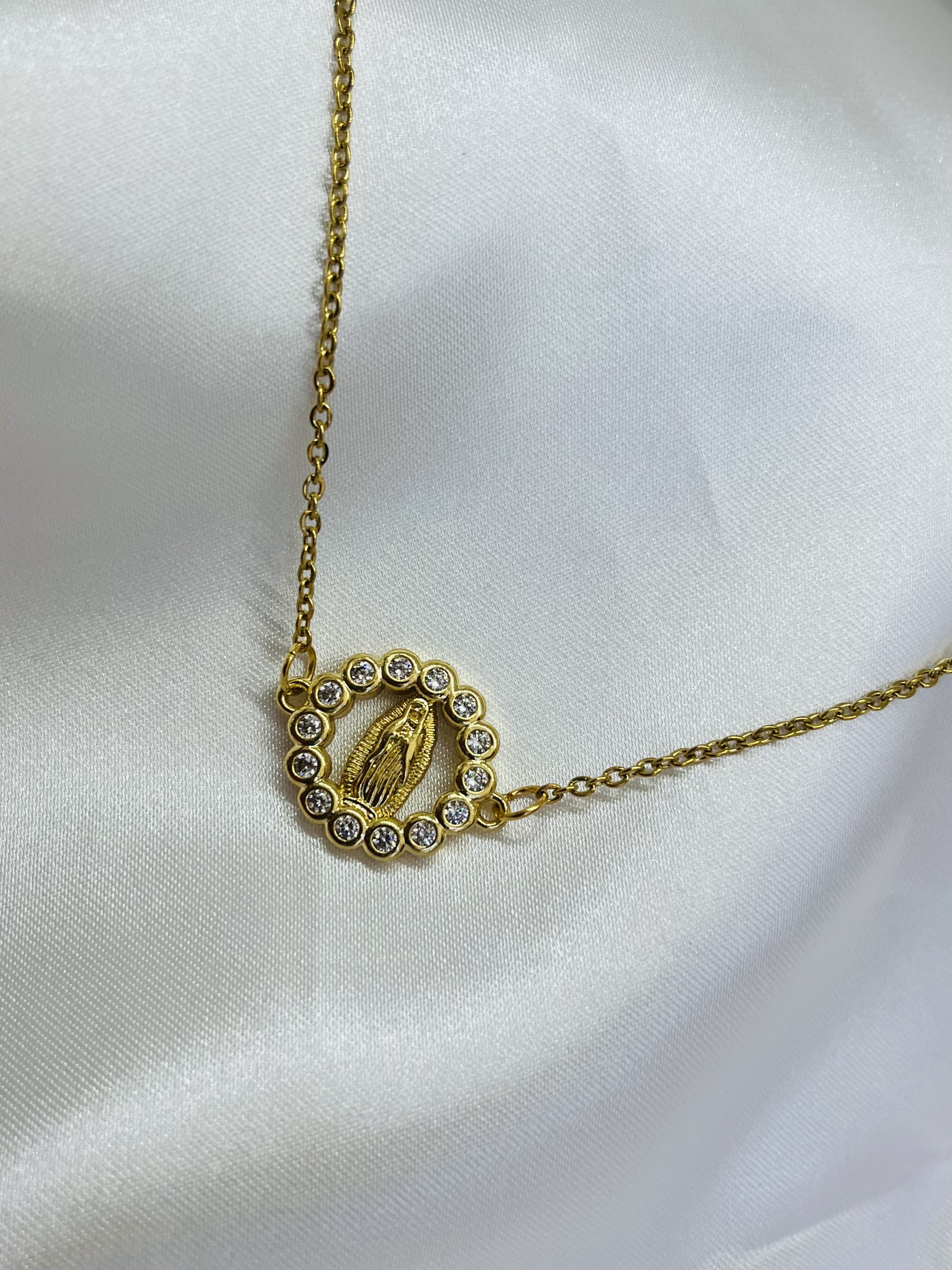 Collar Virgen de Guadalupe con bolitas de zirconia