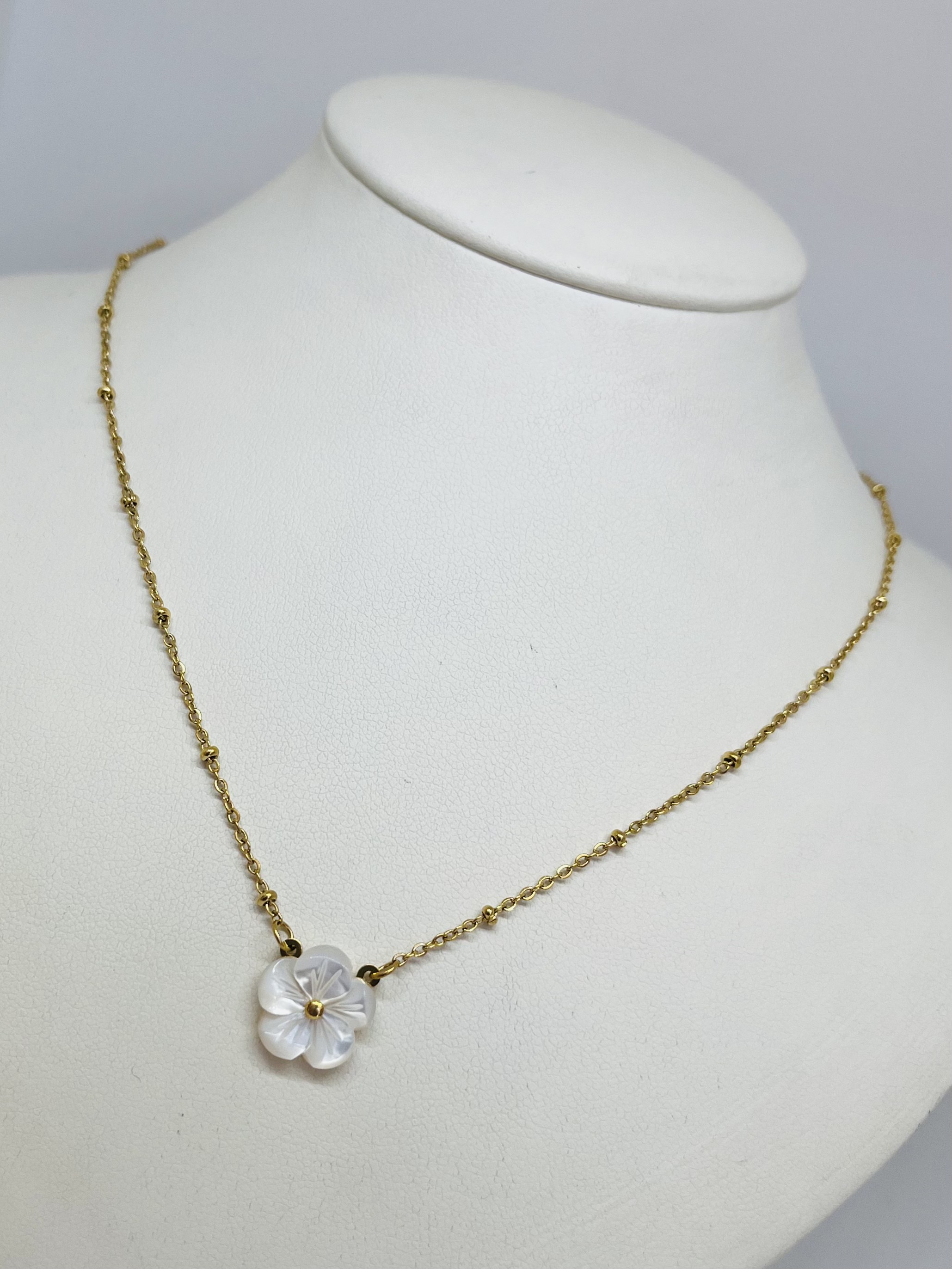 collar flor de resina