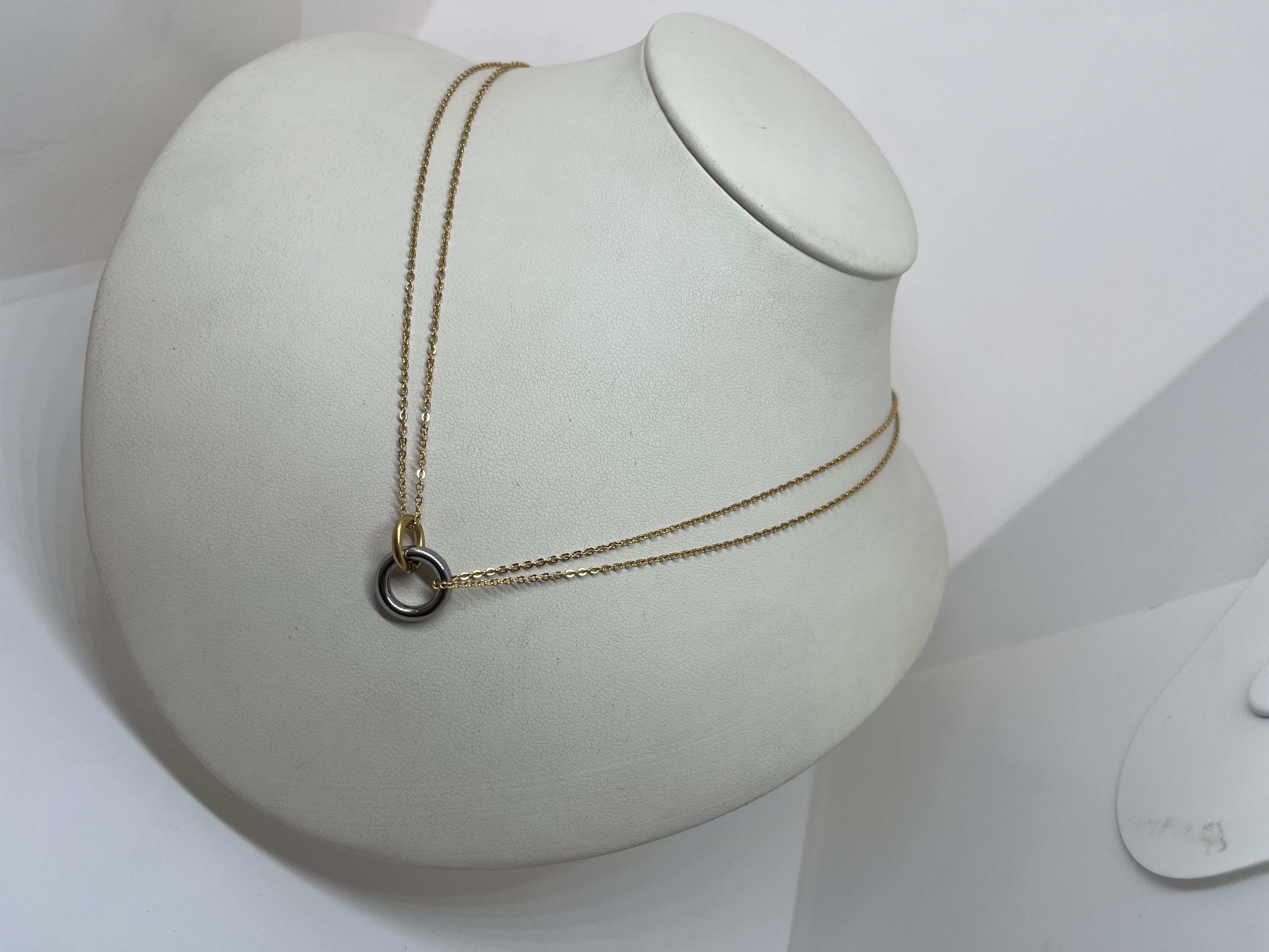 collar de circulos enlazados