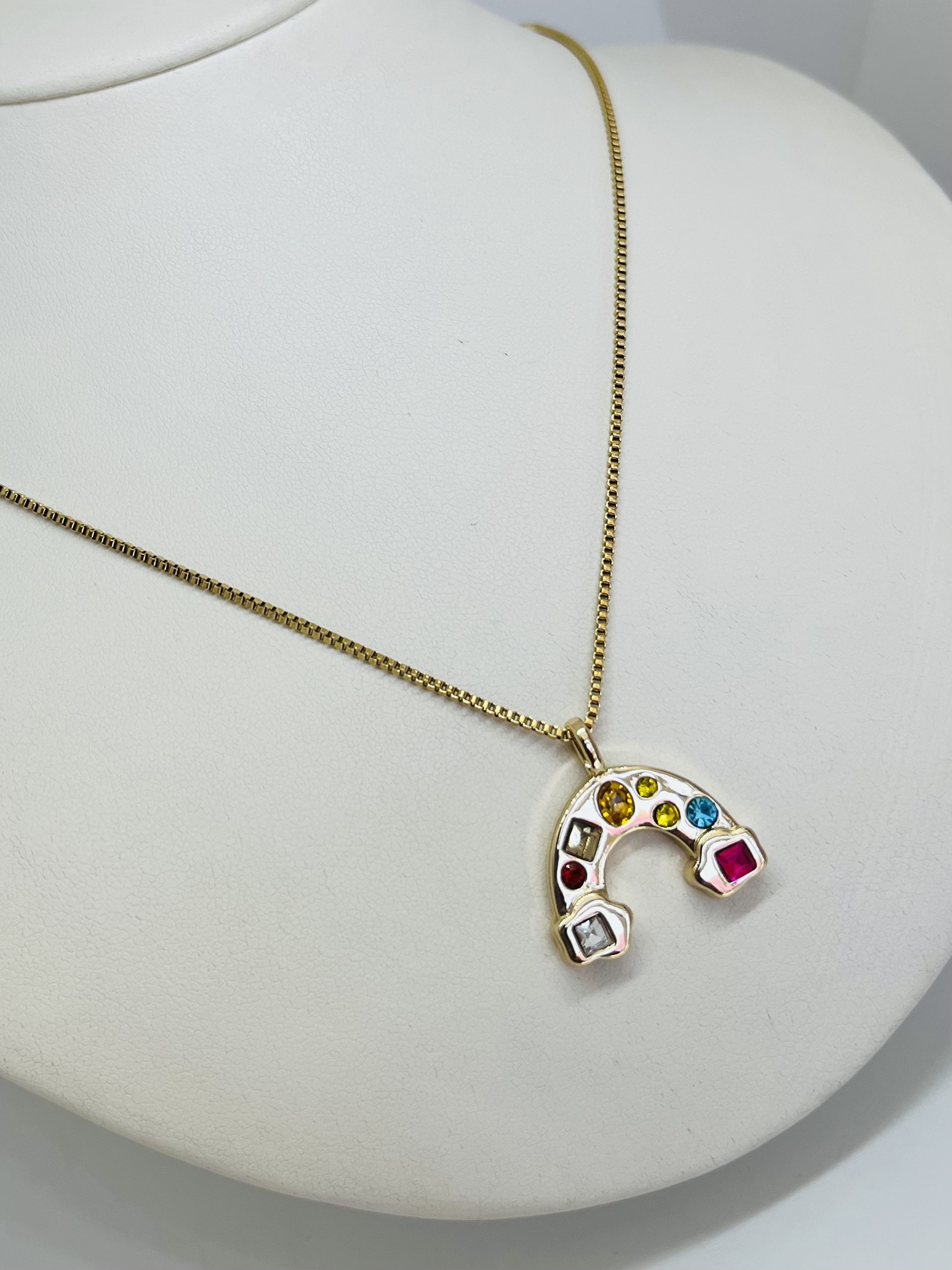 collar de arcoiris con zirconias de colores