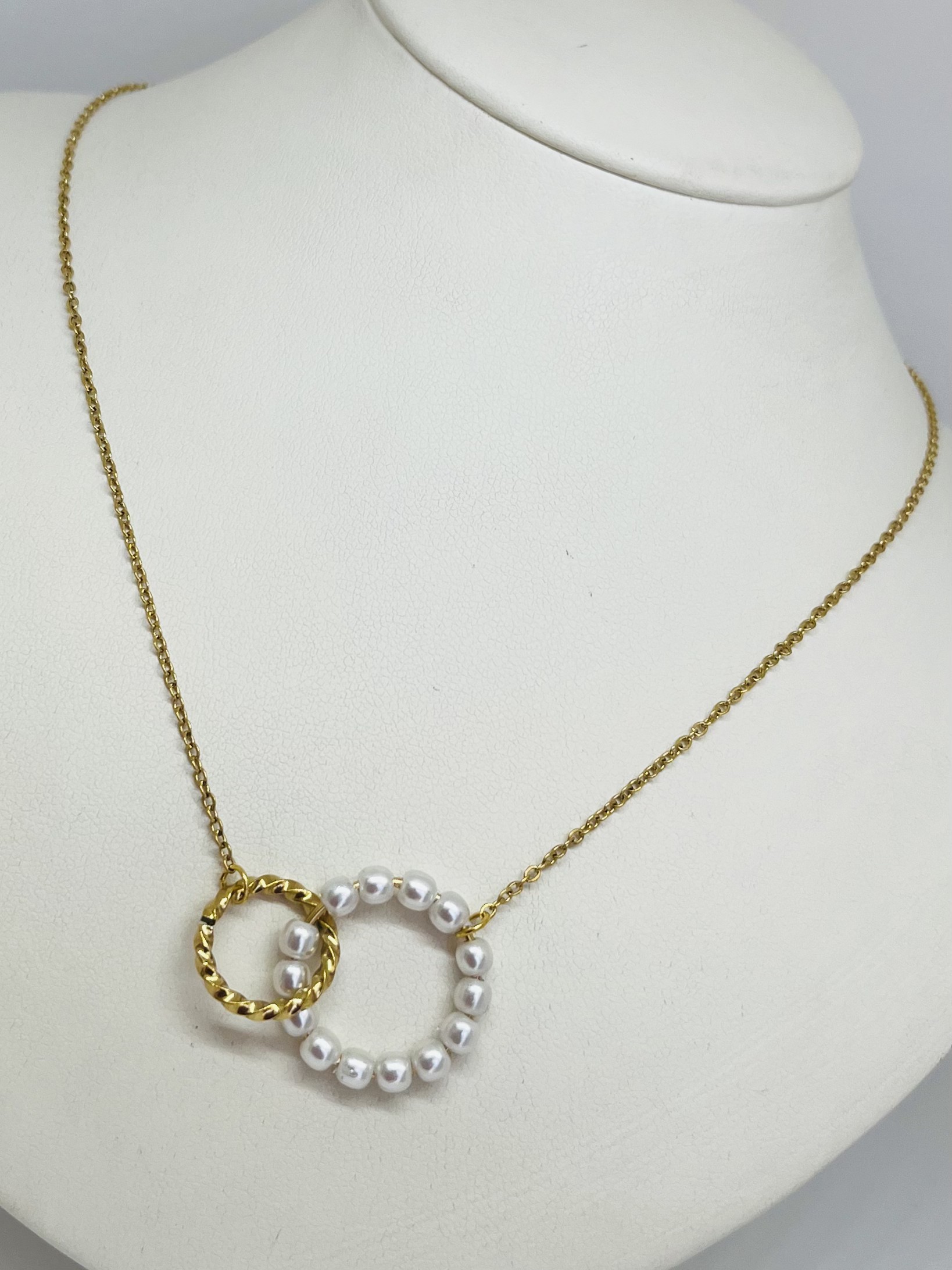 collar de circulos enlazados con perlas