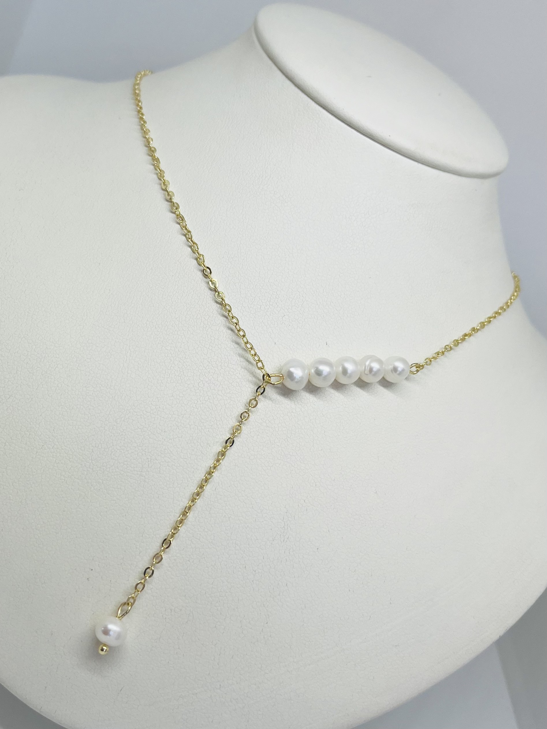 collar con colgante de una perlas