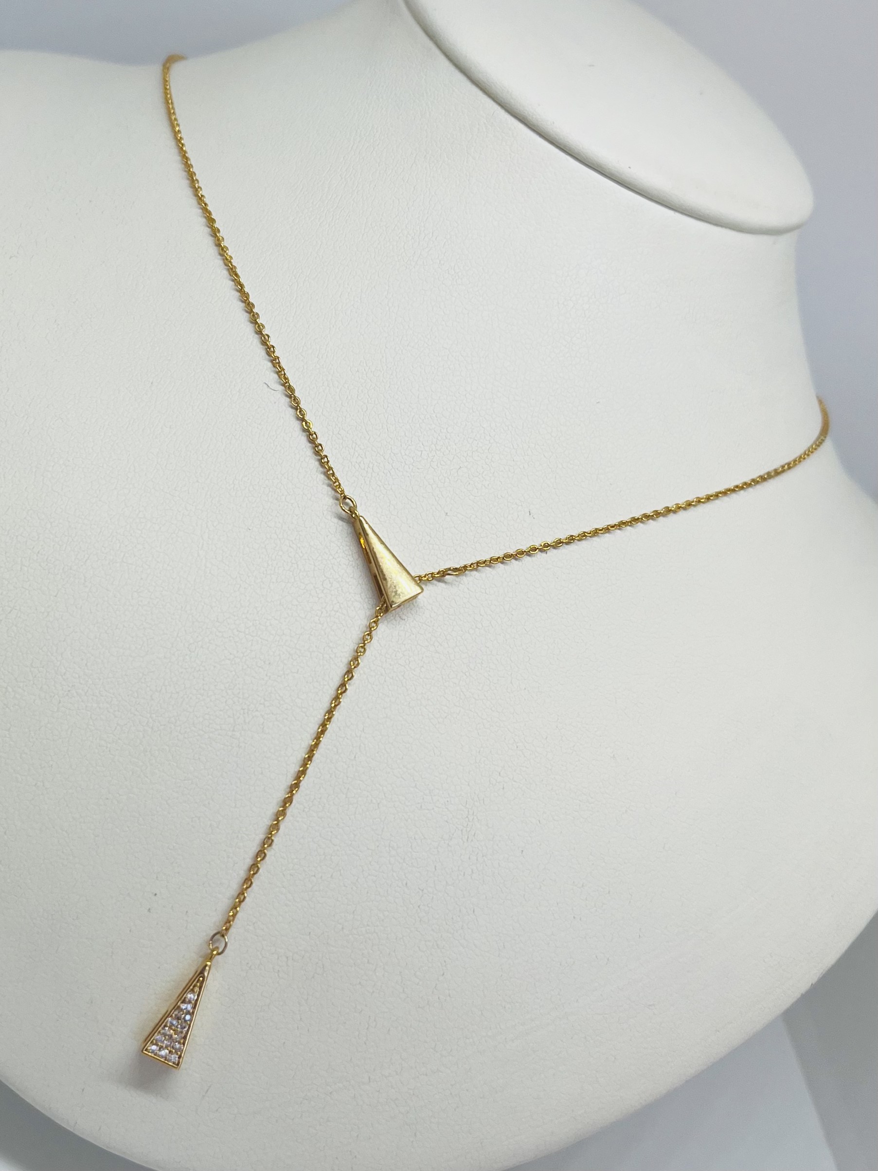 collar con colgante de triangulo con zirconia