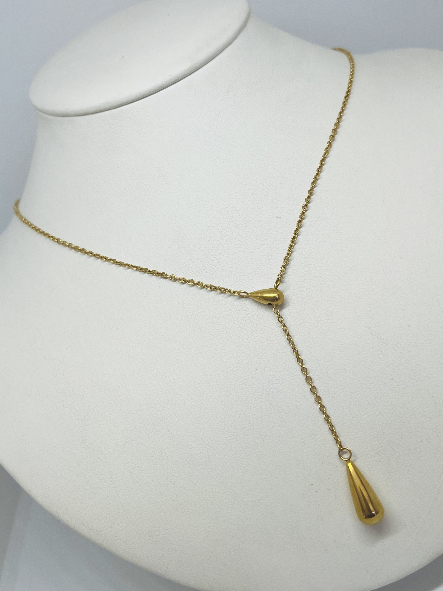 collar con colgante de una gota