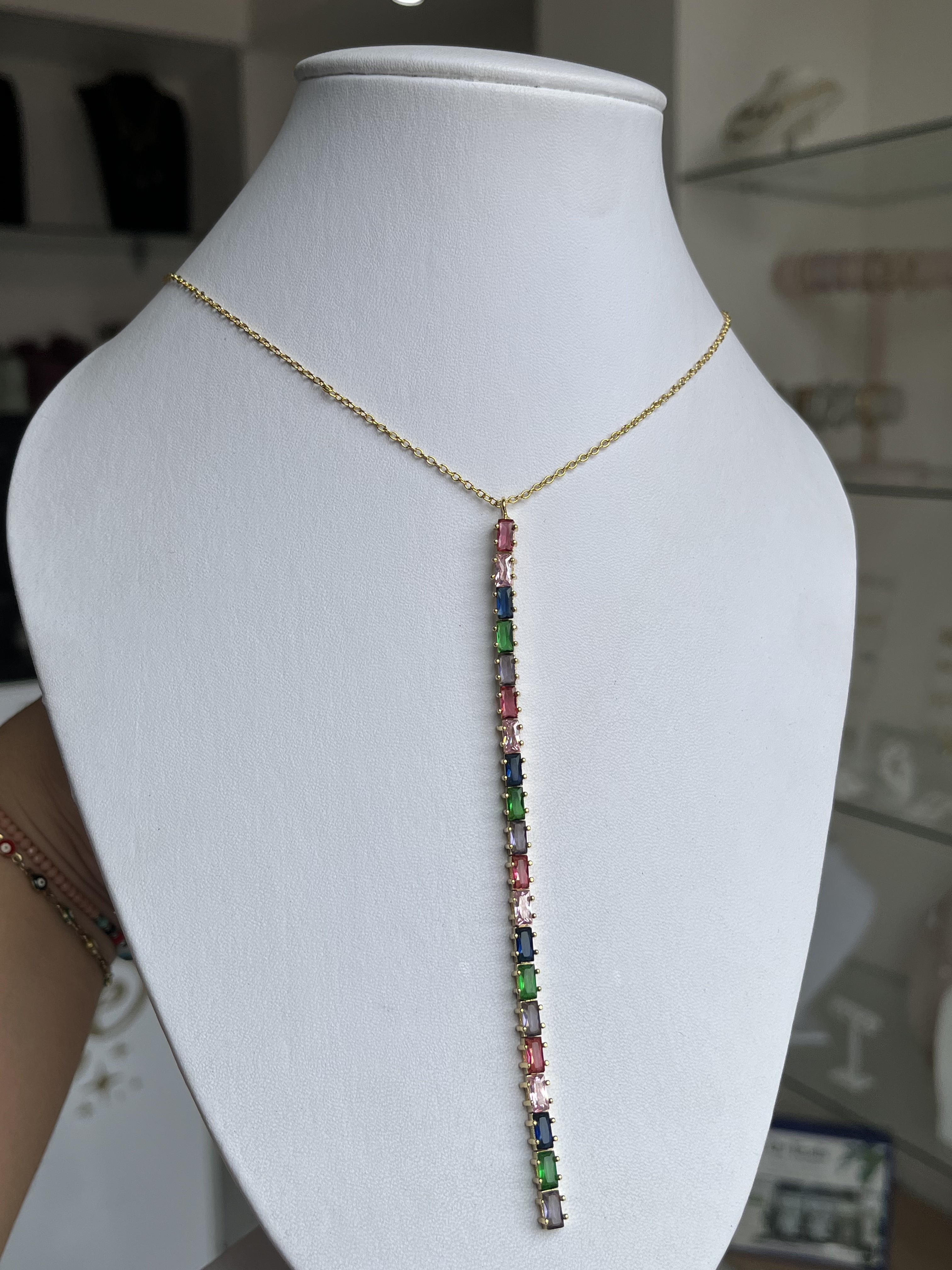 collar con colgante de zirconias de colores