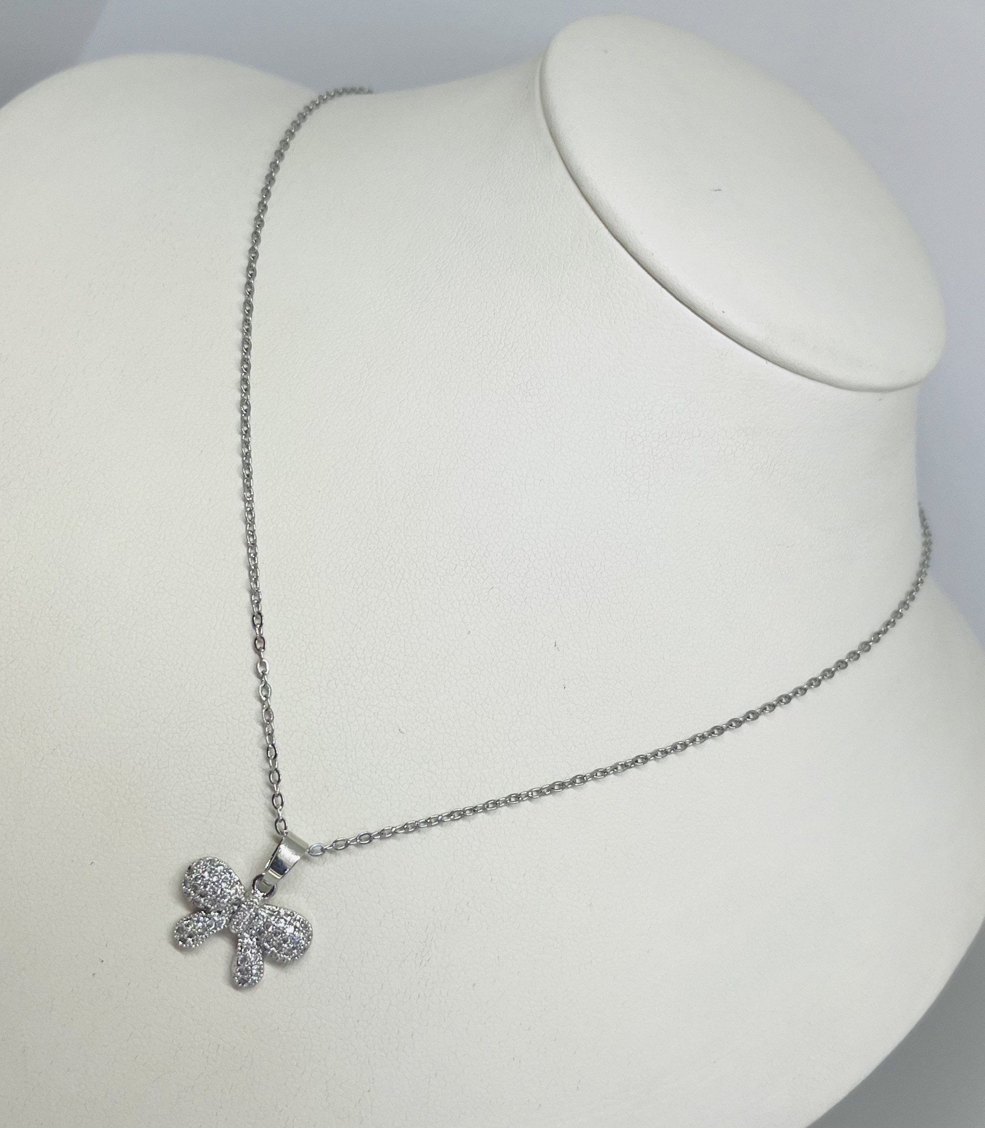 collar de moño plateado con zirconias