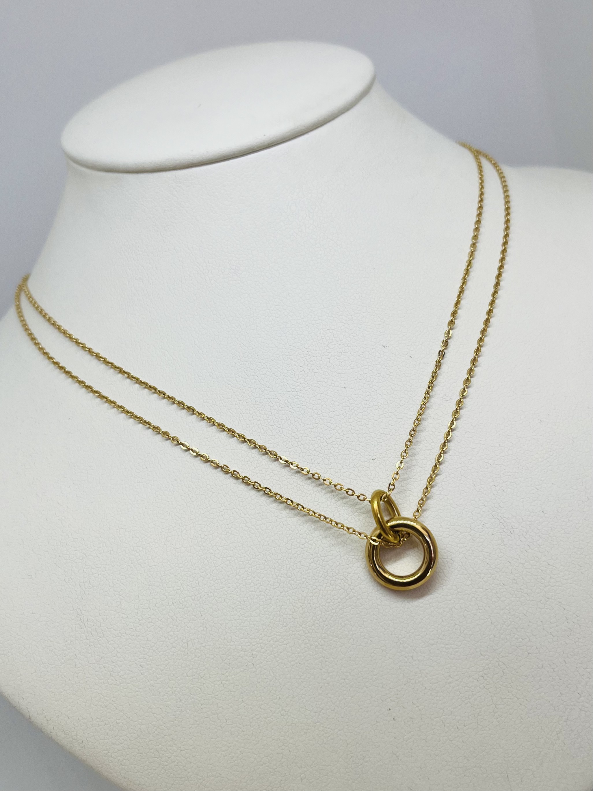 collar de circulos enlazados en dorado