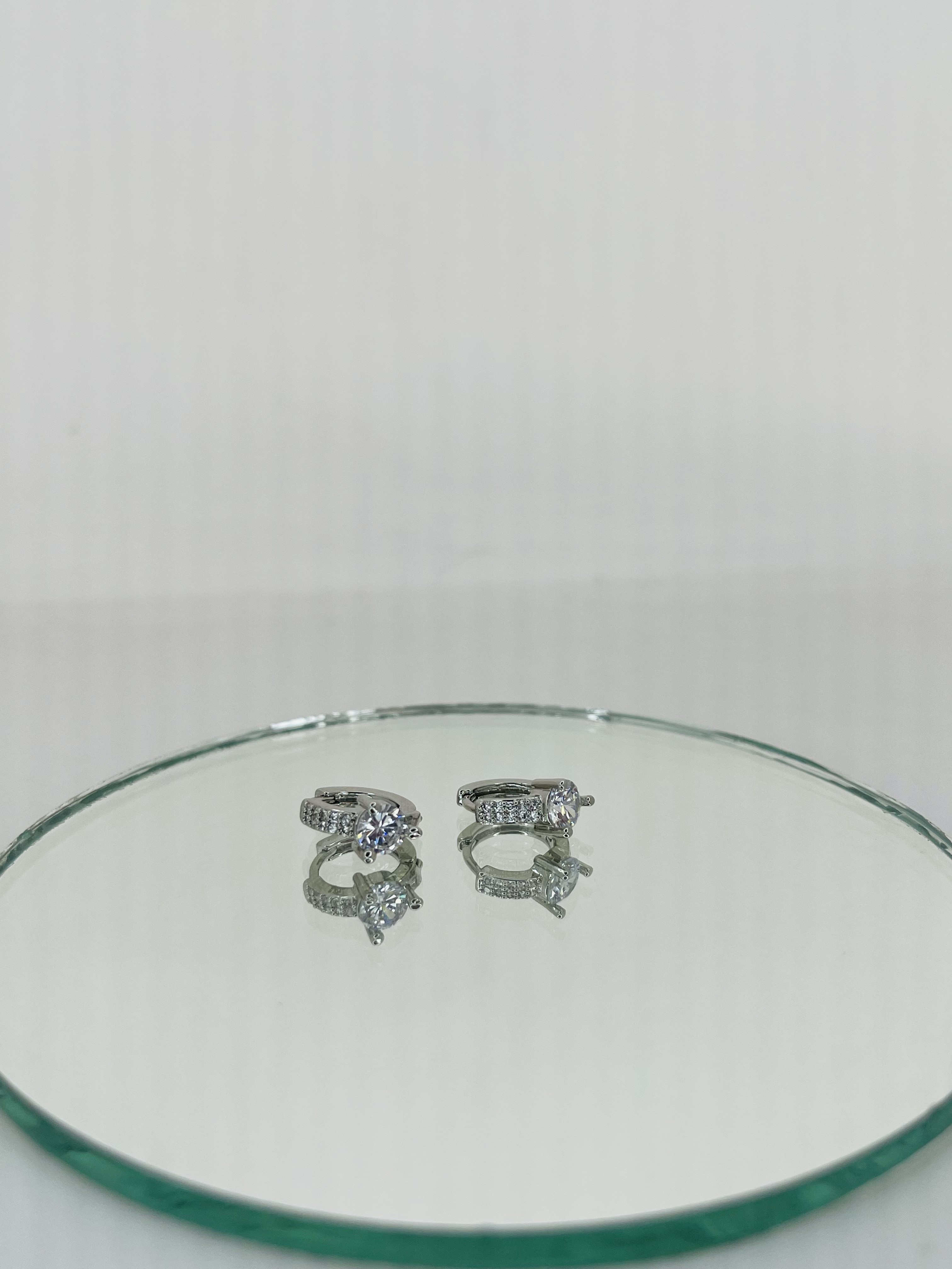 huggie plateados con zirconias medianos