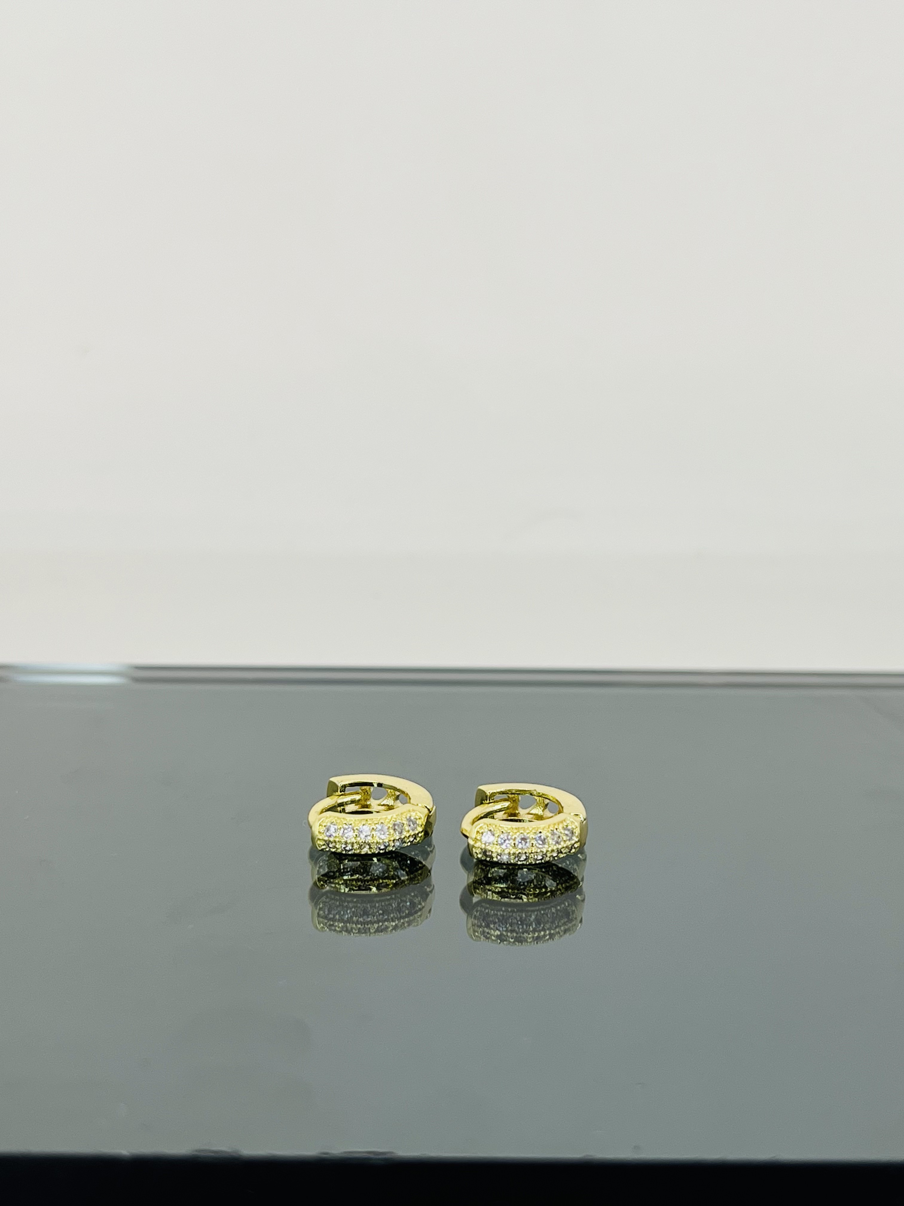 huggie dorados con zirconias medianos