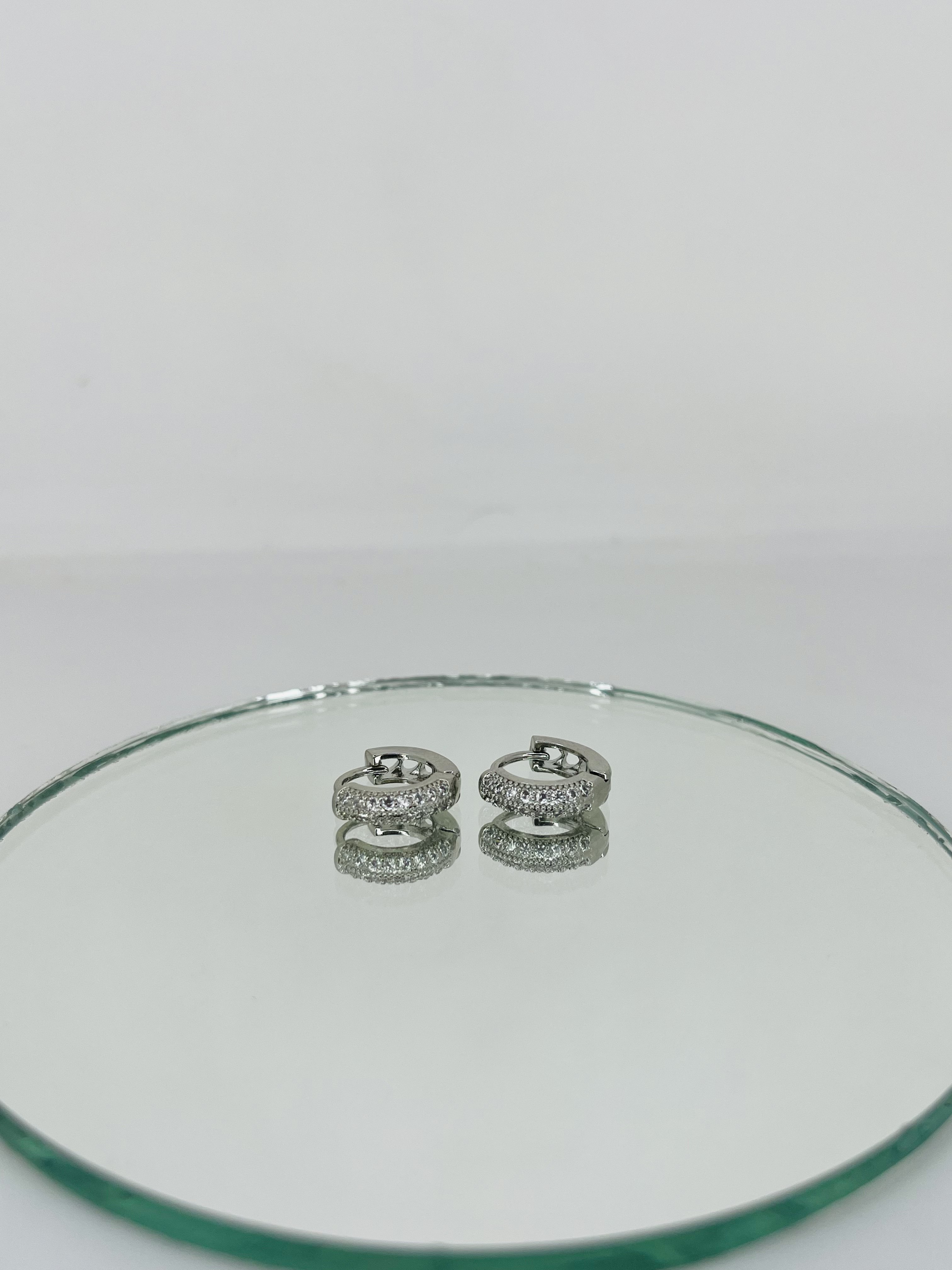 huggie plateados con zirconias medianos