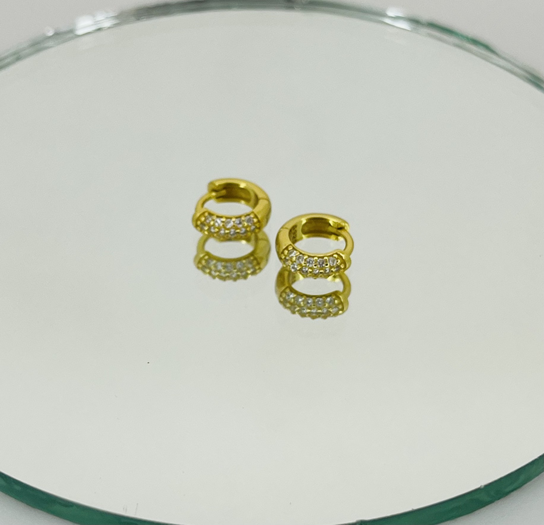 huggie dorados con zirconias minis