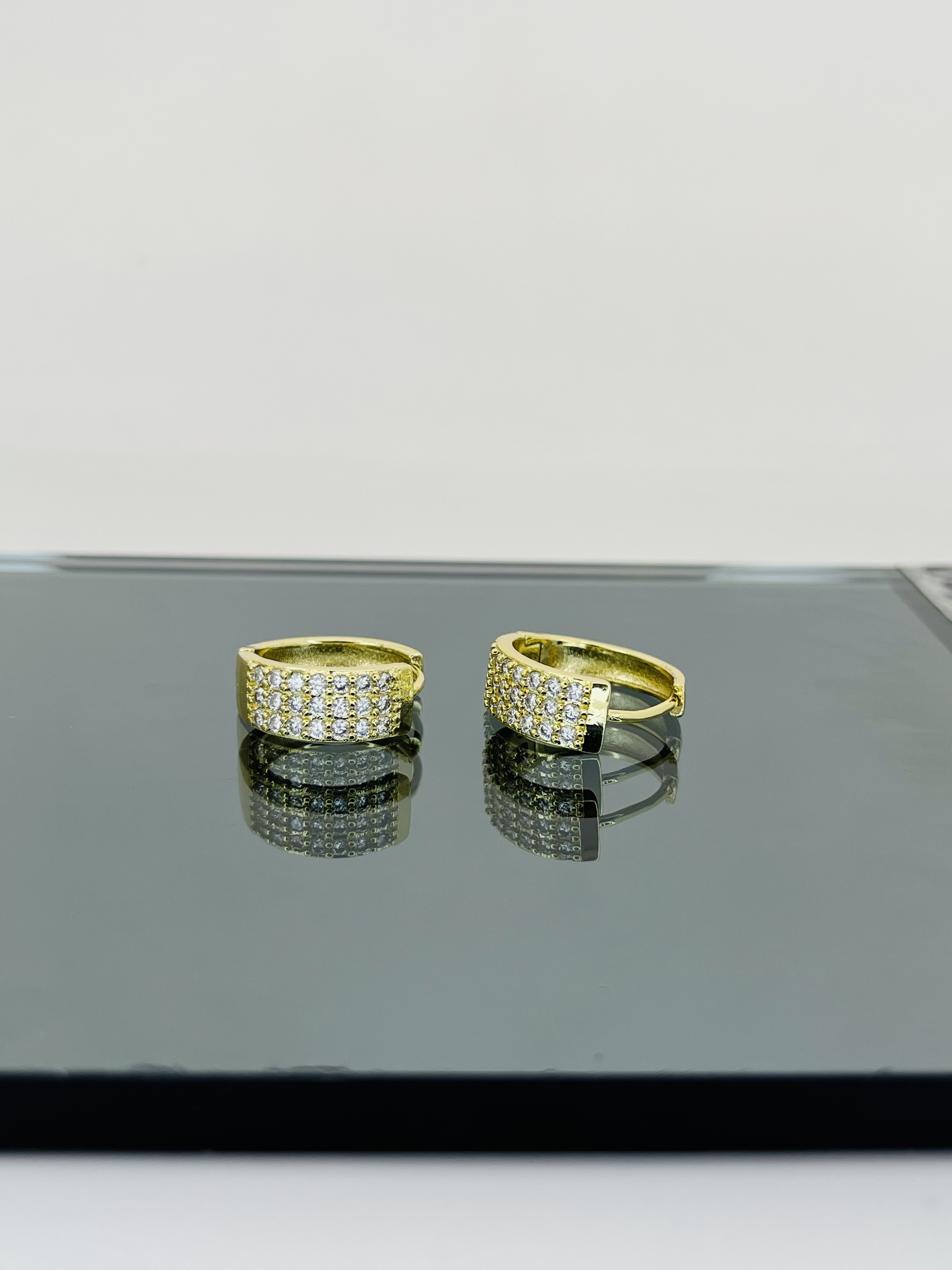 huggie dorados con zirconias grandes