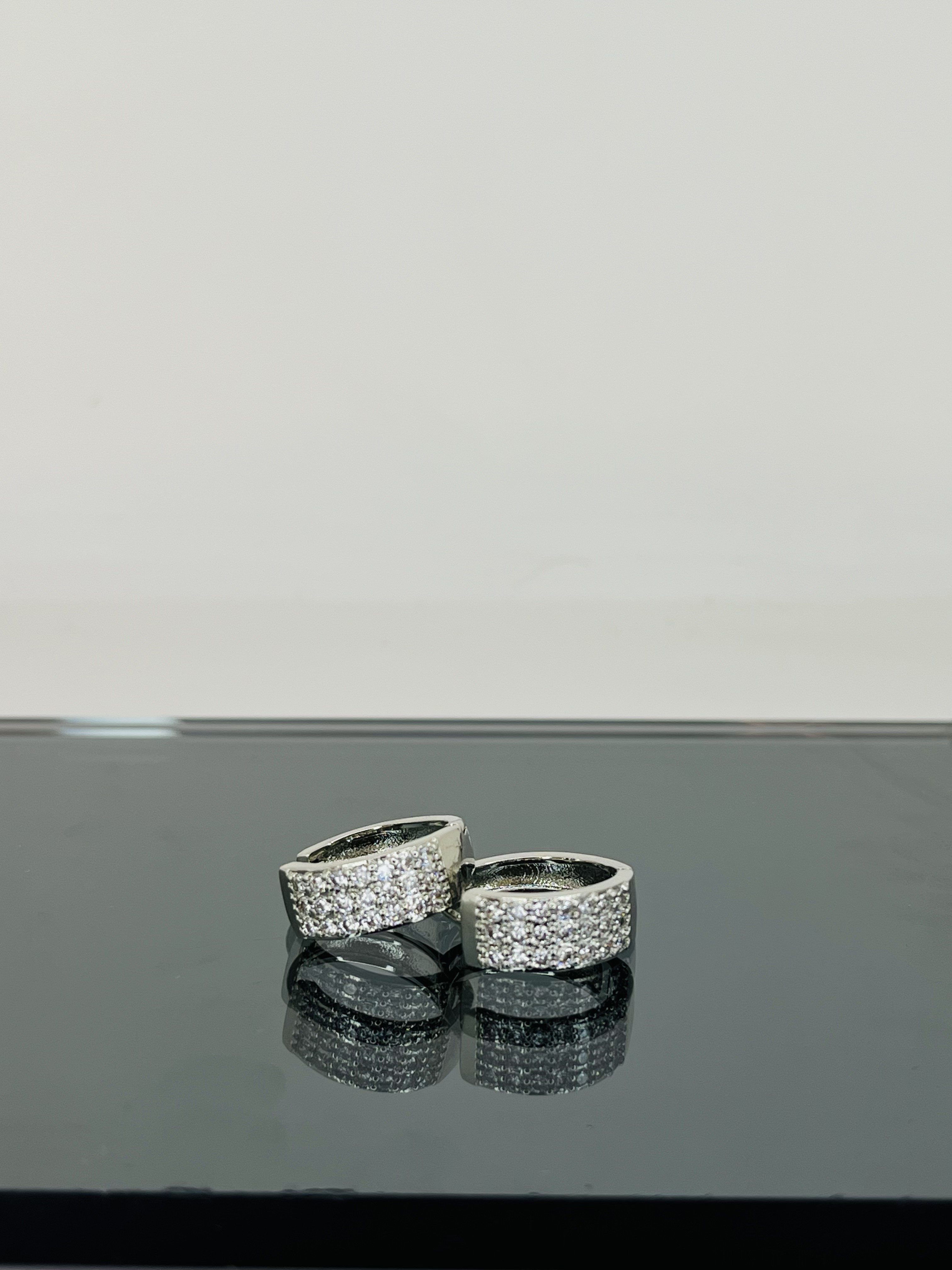 huggie plateados con zirconias grandes