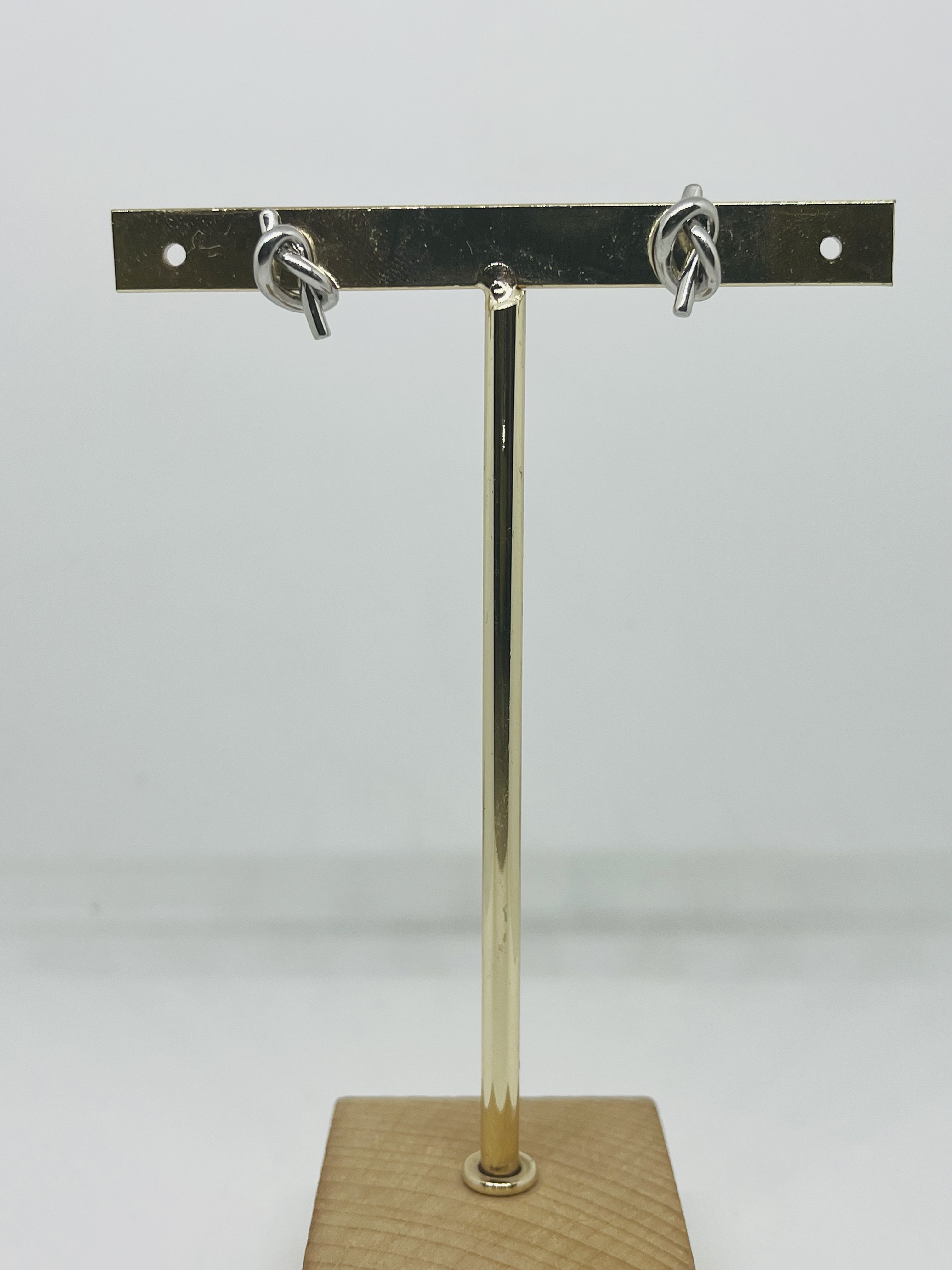 aretes de nudo plateados