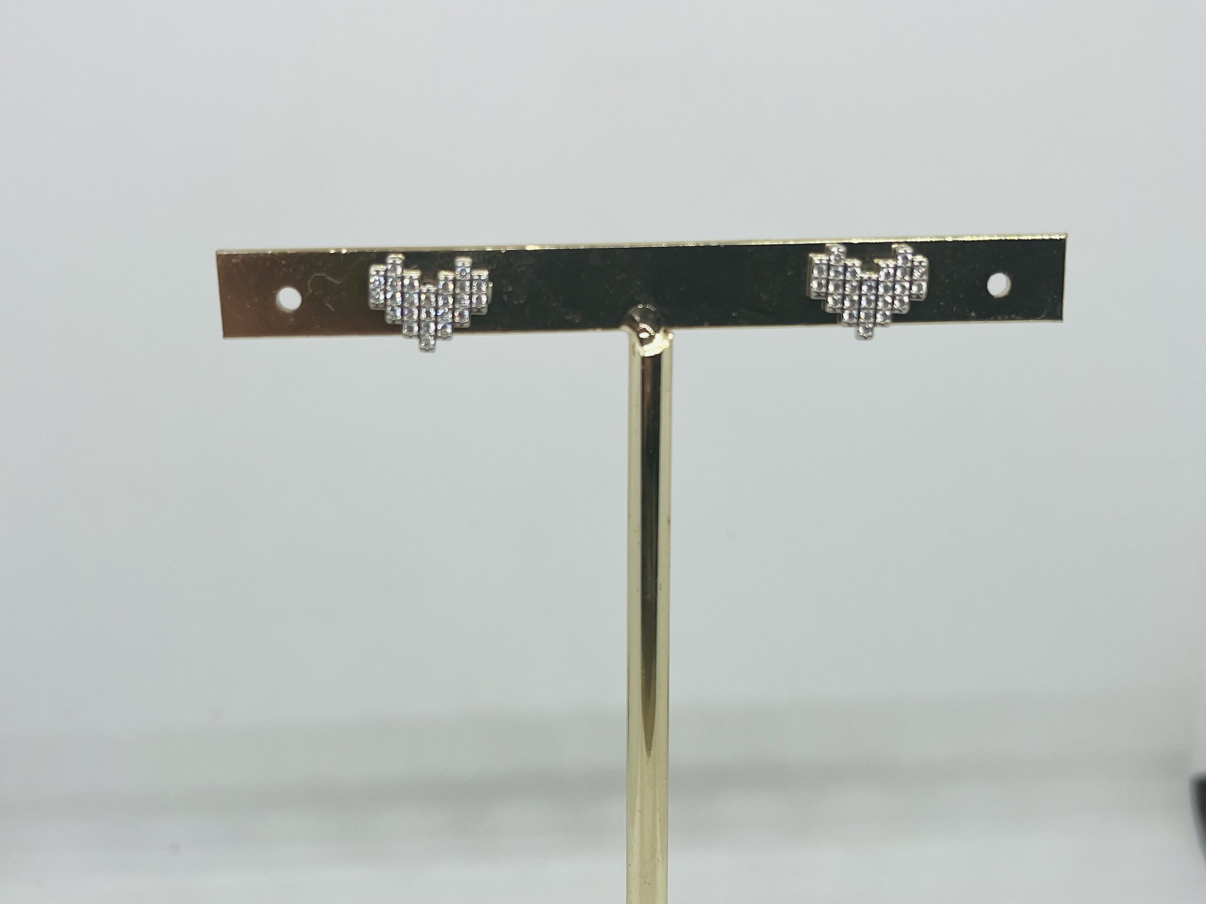 aretes de corazon  c/zirconias plateados