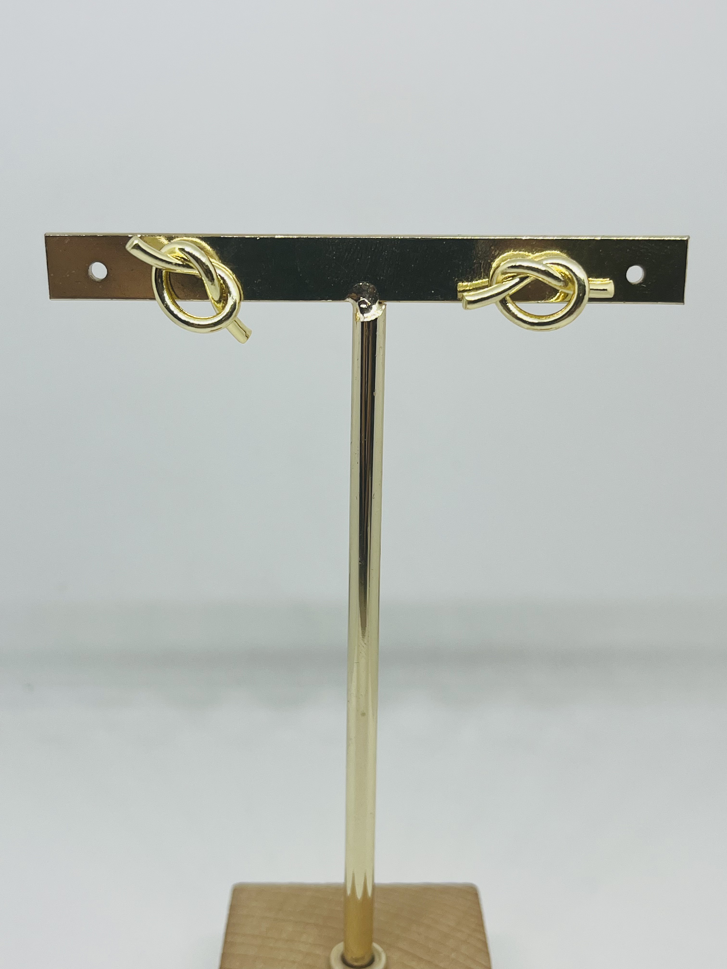 aretes de nudo dorados