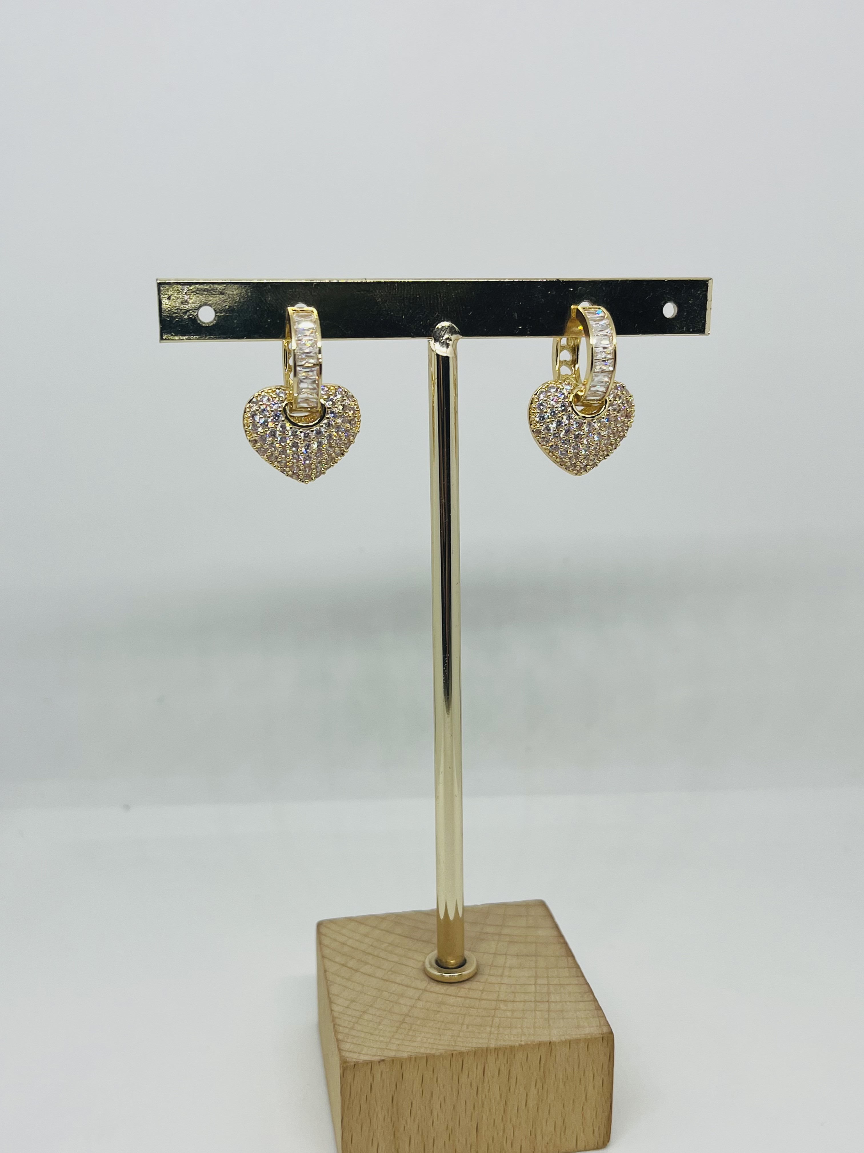 aretes huggie de corazones c/zirconias