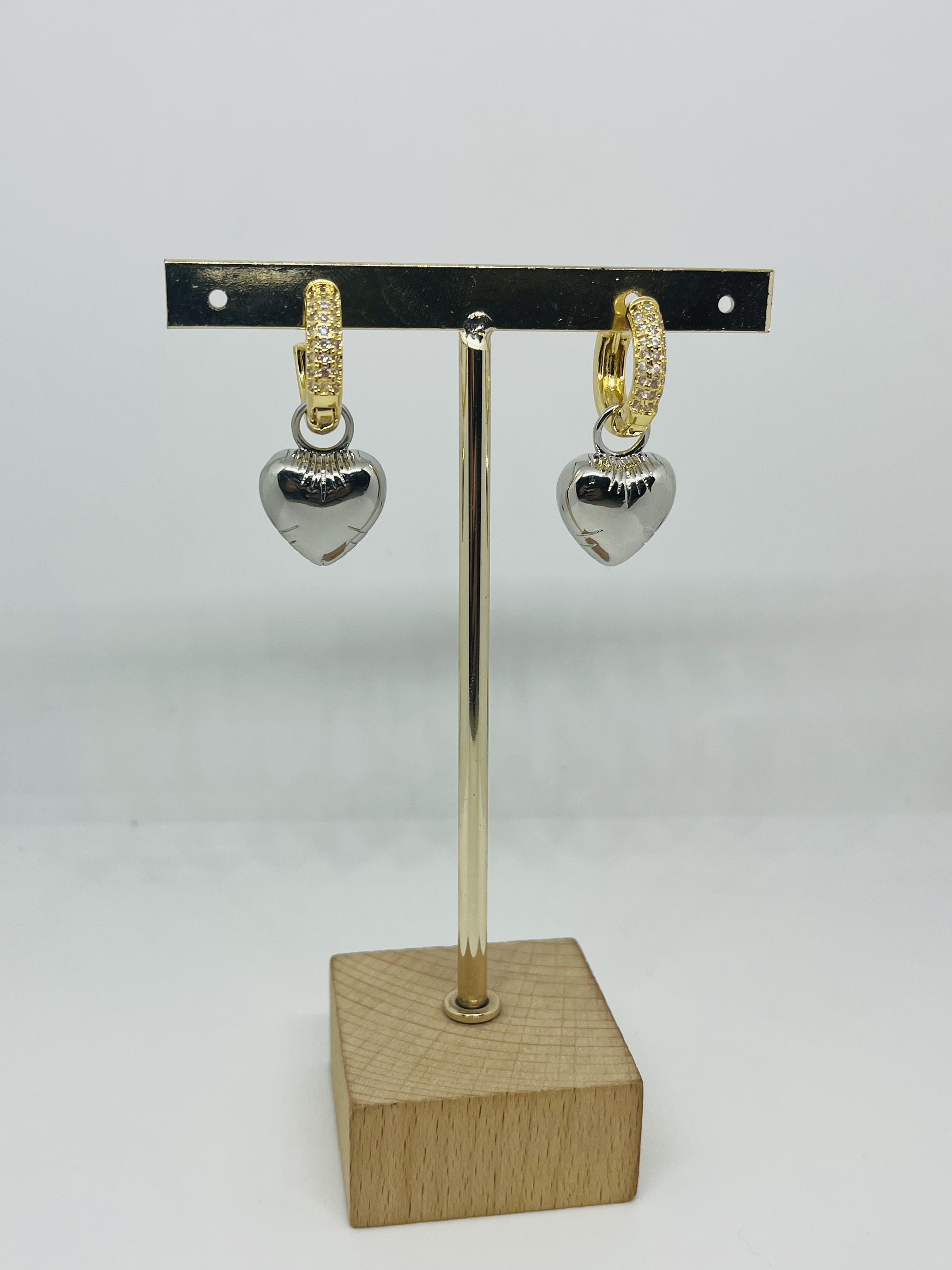 huggie de corazones plateados c/zirconias